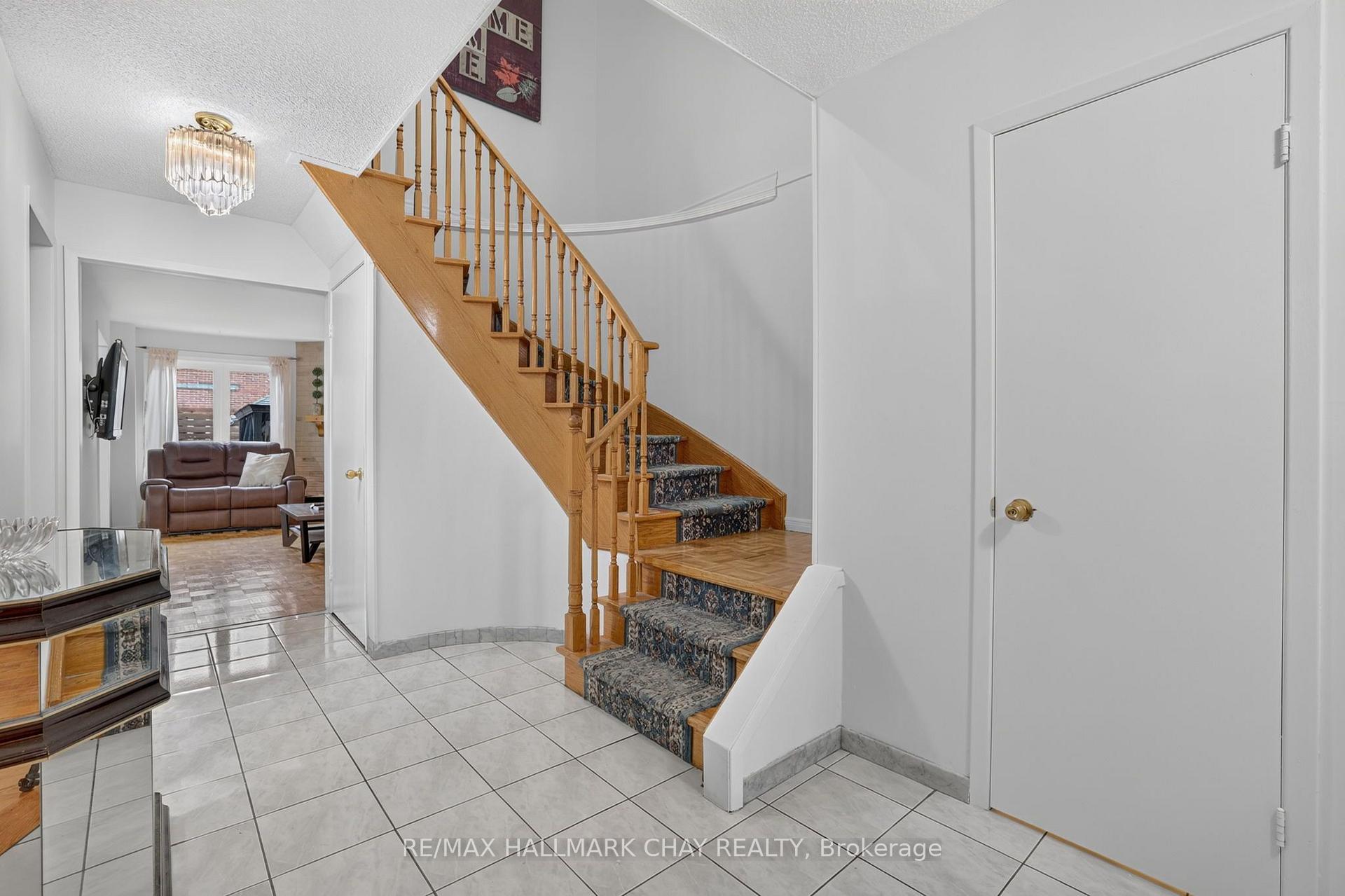Photo 8 of 76 Donna Drive, Brampton, Brampton West — HOMEH