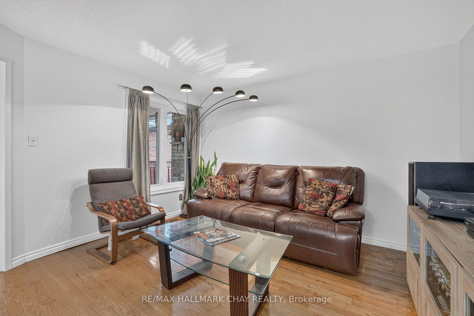 Photo 10 of 76 Donna Drive, Brampton, Brampton West — HOMEH