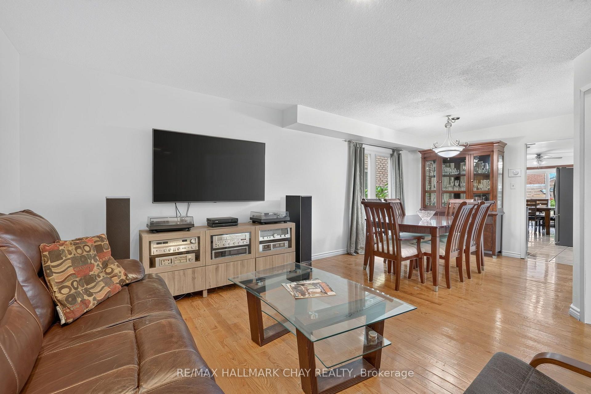 Photo 12 of 76 Donna Drive, Brampton, Brampton West — HOMEH