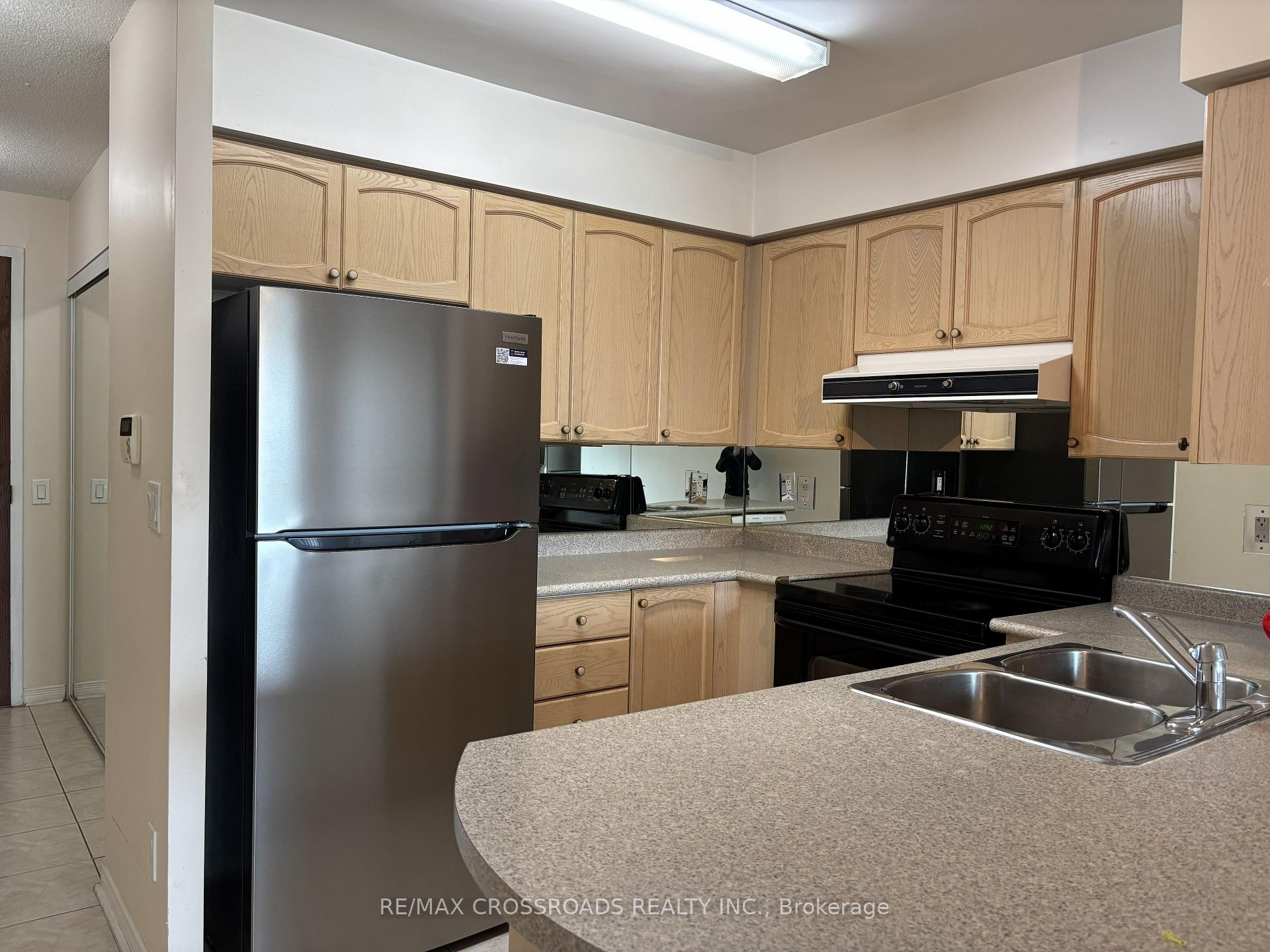 Photo 2 of Unit 801, 23 Oneida Crescent, Richmond Hill, Langstaff — HOMEH
