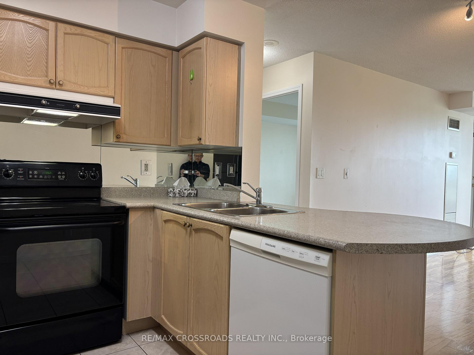 Photo 3 of Unit 801, 23 Oneida Crescent, Richmond Hill, Langstaff — HOMEH