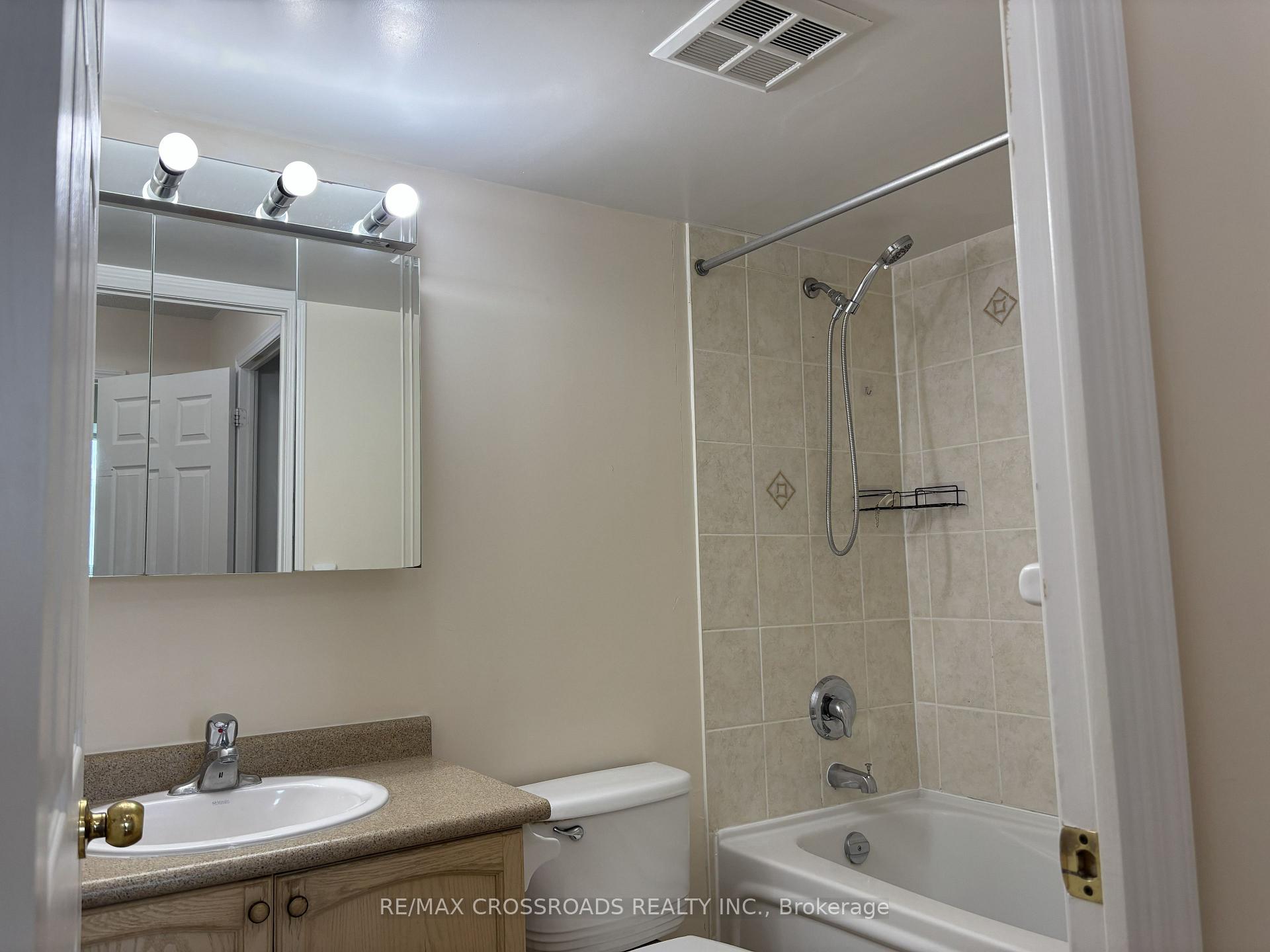 Photo 5 of Unit 801, 23 Oneida Crescent, Richmond Hill, Langstaff — HOMEH