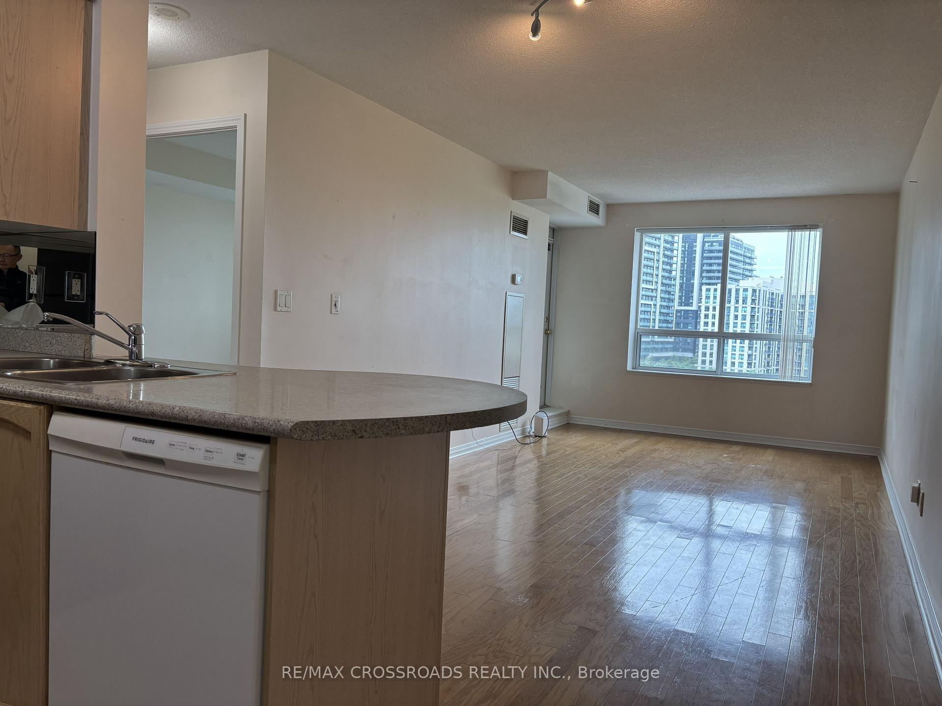 Photo 8 of Unit 801, 23 Oneida Crescent, Richmond Hill, Langstaff — HOMEH