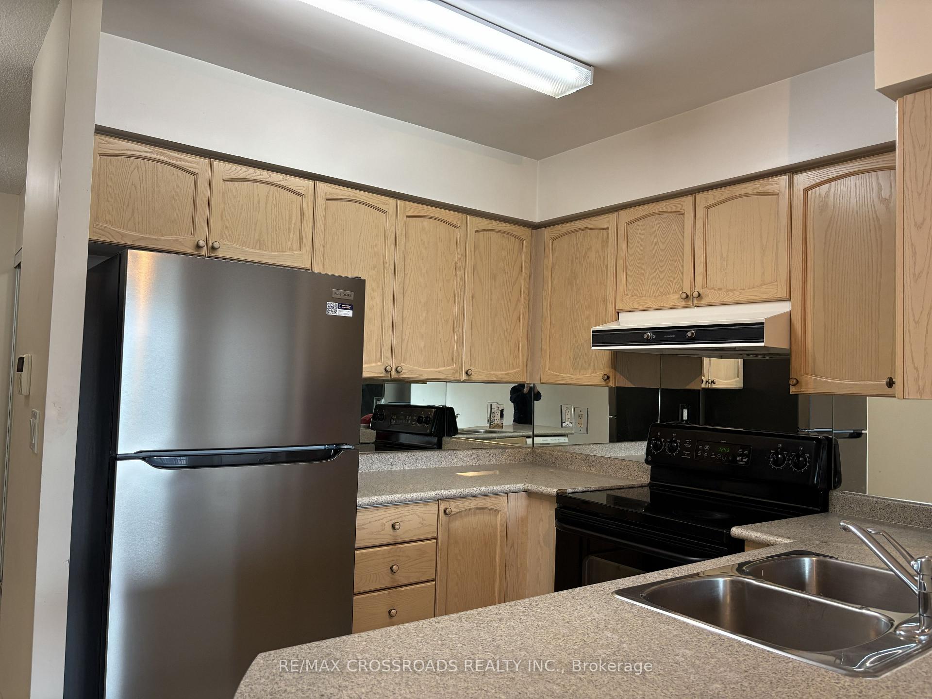 Photo 9 of Unit 801, 23 Oneida Crescent, Richmond Hill, Langstaff — HOMEH