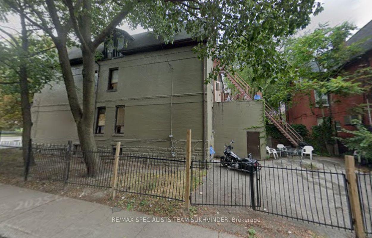 Photo 3 of 147 Gerrard Street E, Toronto, Moss Park — HOMEH