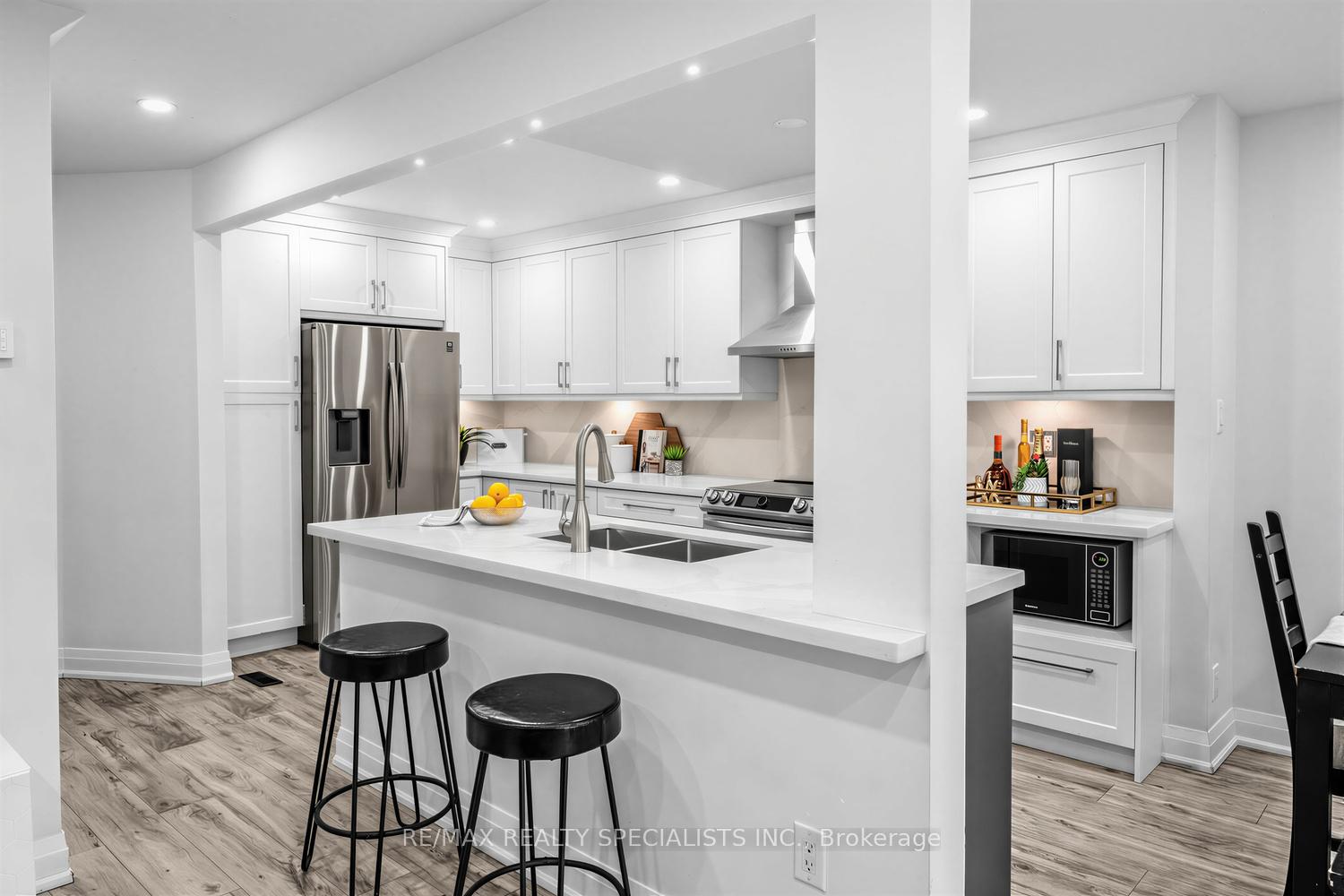 Photo 8 of Unit 7, 405 Hyacinthe Boulevard, Mississauga, Mississauga Valleys — HOMEH