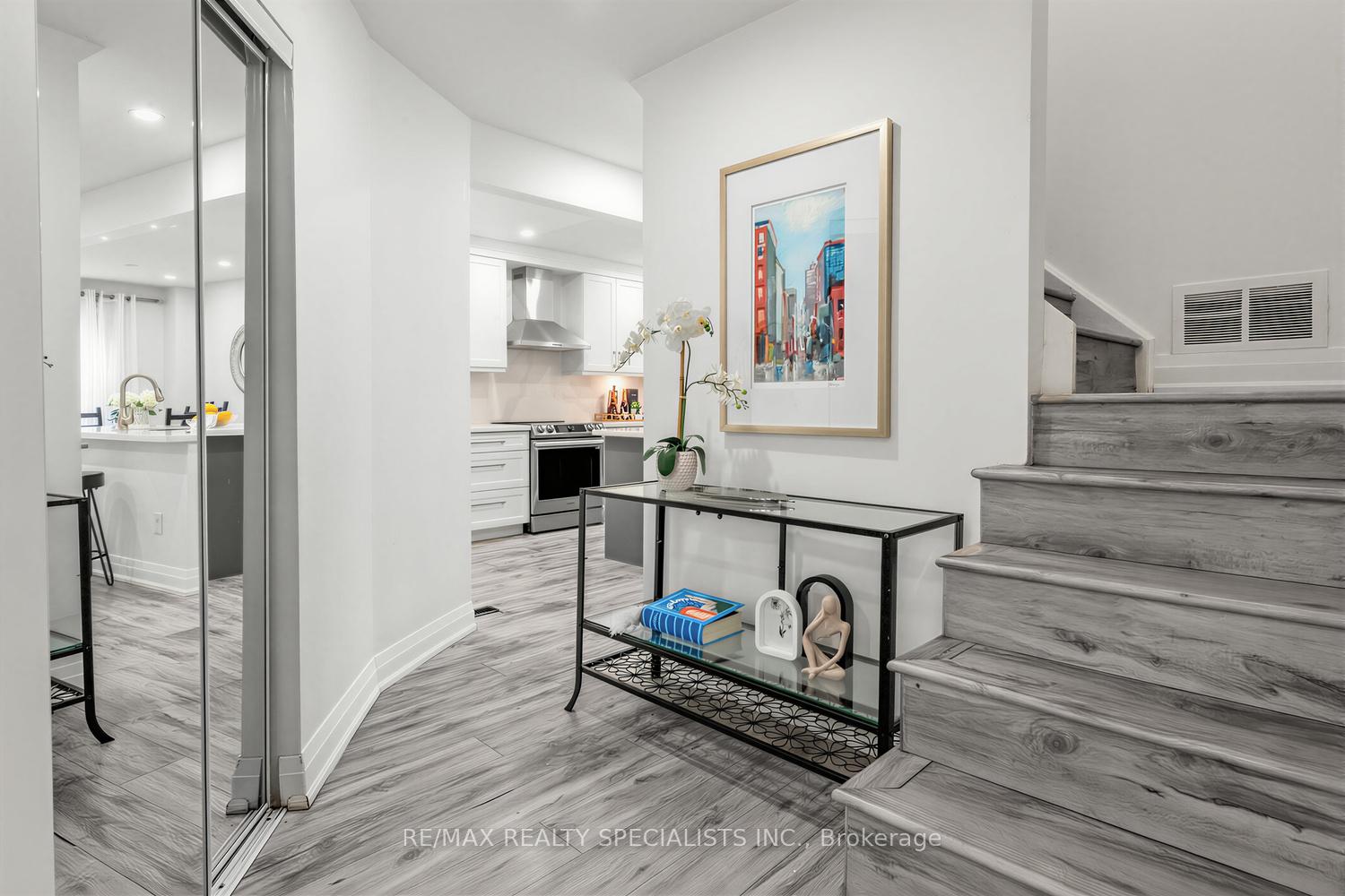 Photo 5 of Unit 7, 405 Hyacinthe Boulevard, Mississauga, Mississauga Valleys — HOMEH