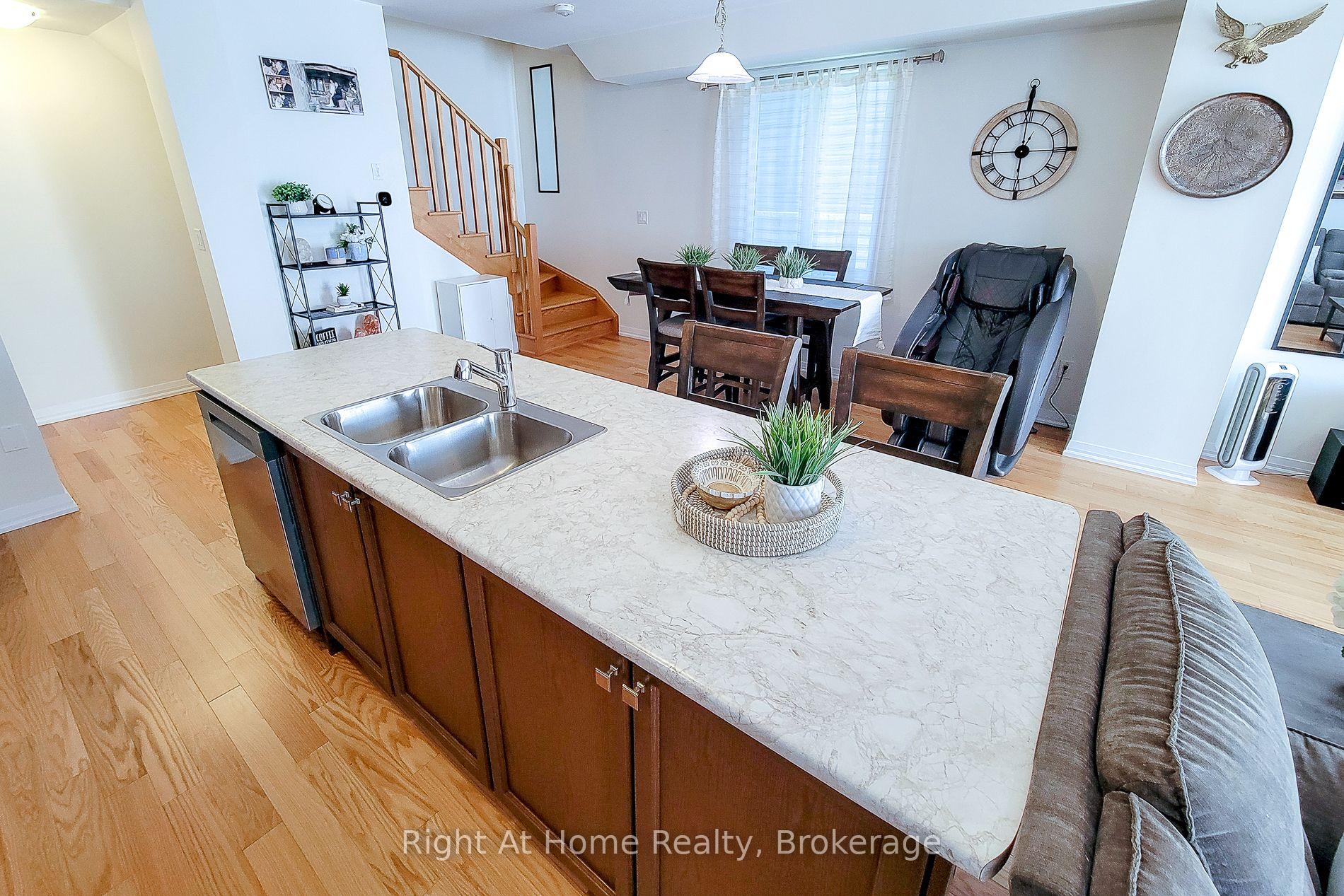 Photo 9 of 3 Norwich Crescent, Haldimand — HOMEH