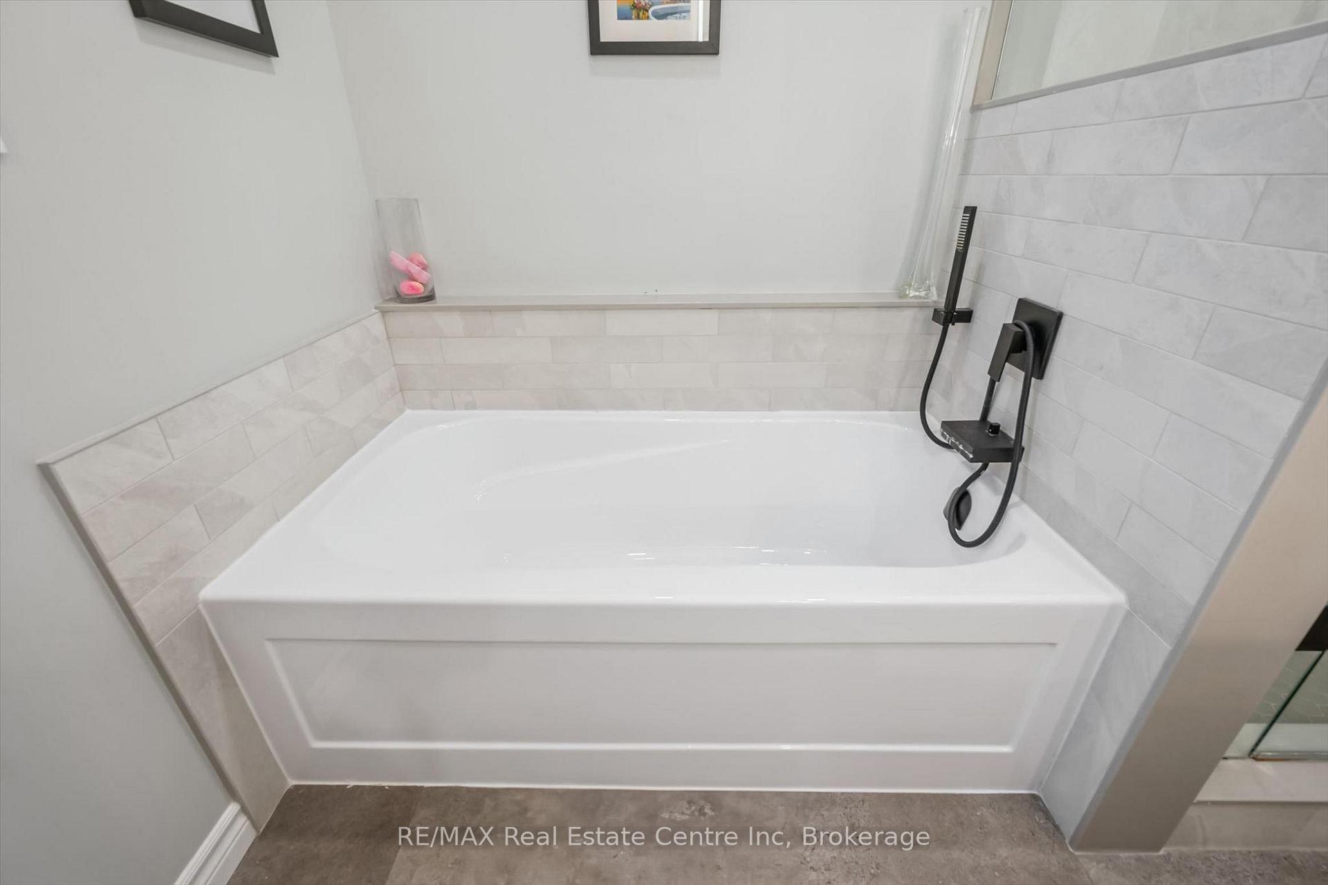 Photo 17 of 339 Daniel Crescent, Centre Wellington, Elora/Salem — HOMEH