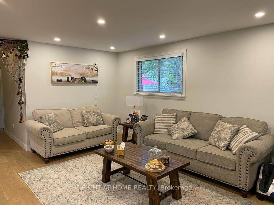 Photo 4 of 39 Devins Drive, Aurora, Aurora Heights — HOMEH