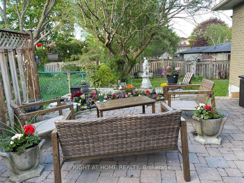 Photo 12 of 39 Devins Drive, Aurora, Aurora Heights — HOMEH