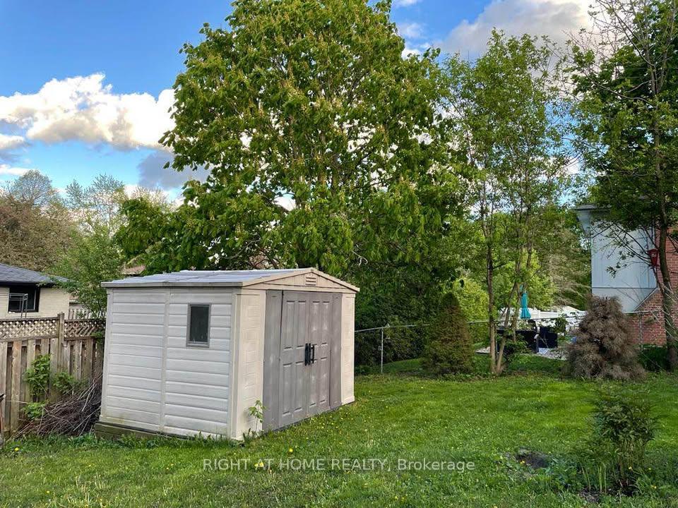 Photo 13 of 39 Devins Drive, Aurora, Aurora Heights — HOMEH