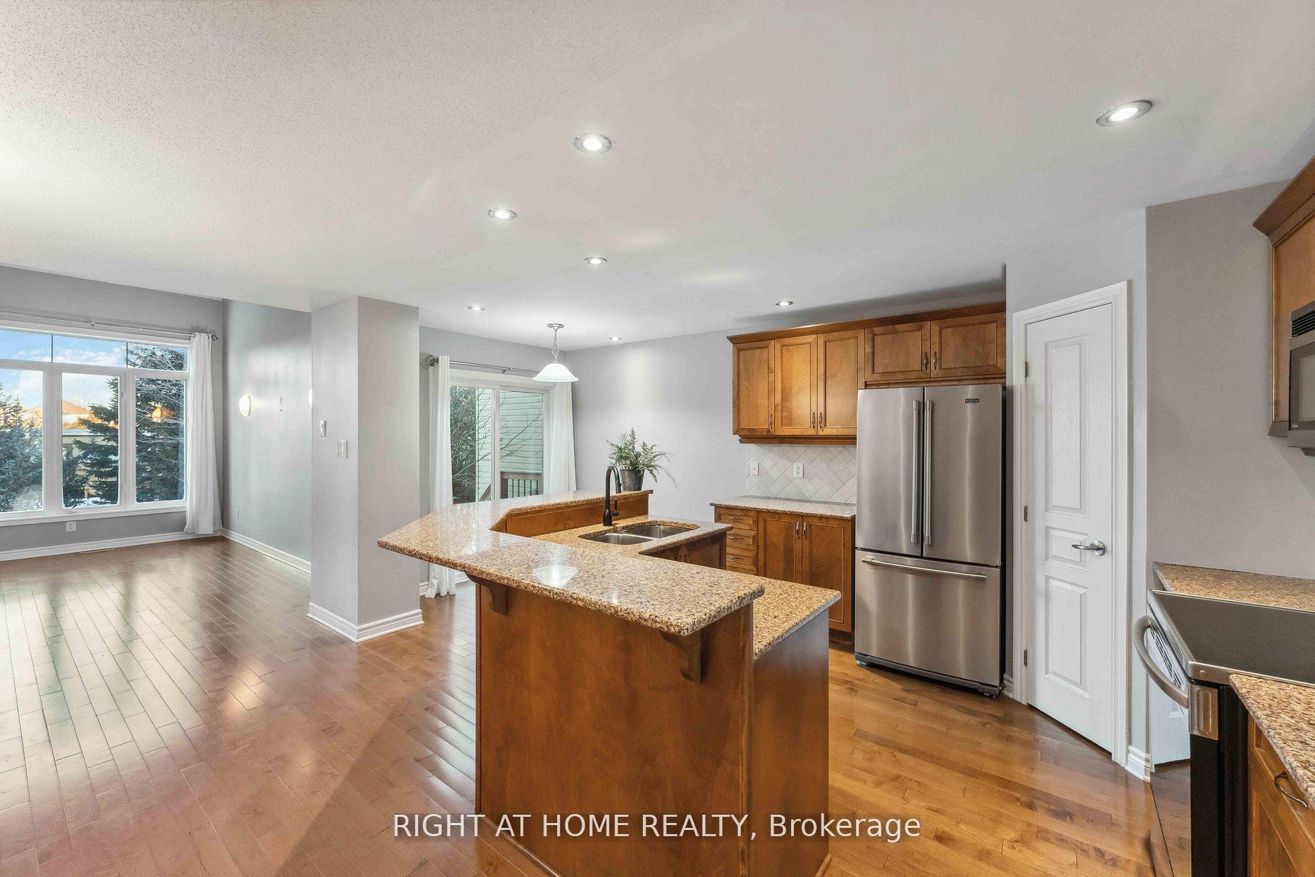 Photo 4 of 130 Tandalee Crescent, Ottawa, Kanata - Bridlewood — HOMEH