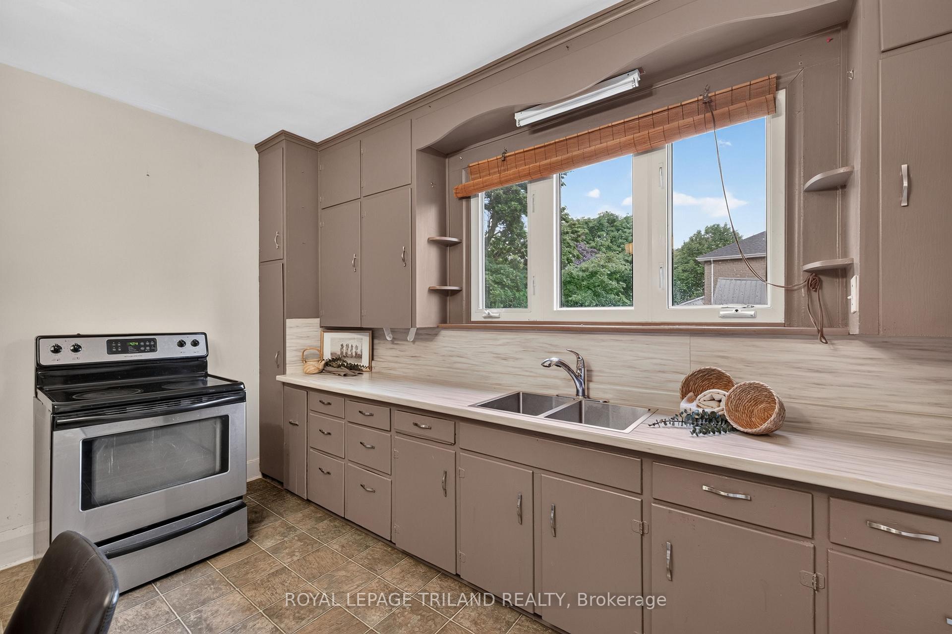 Photo 15 of 11 Maple Street E, Aylmer — HOMEH