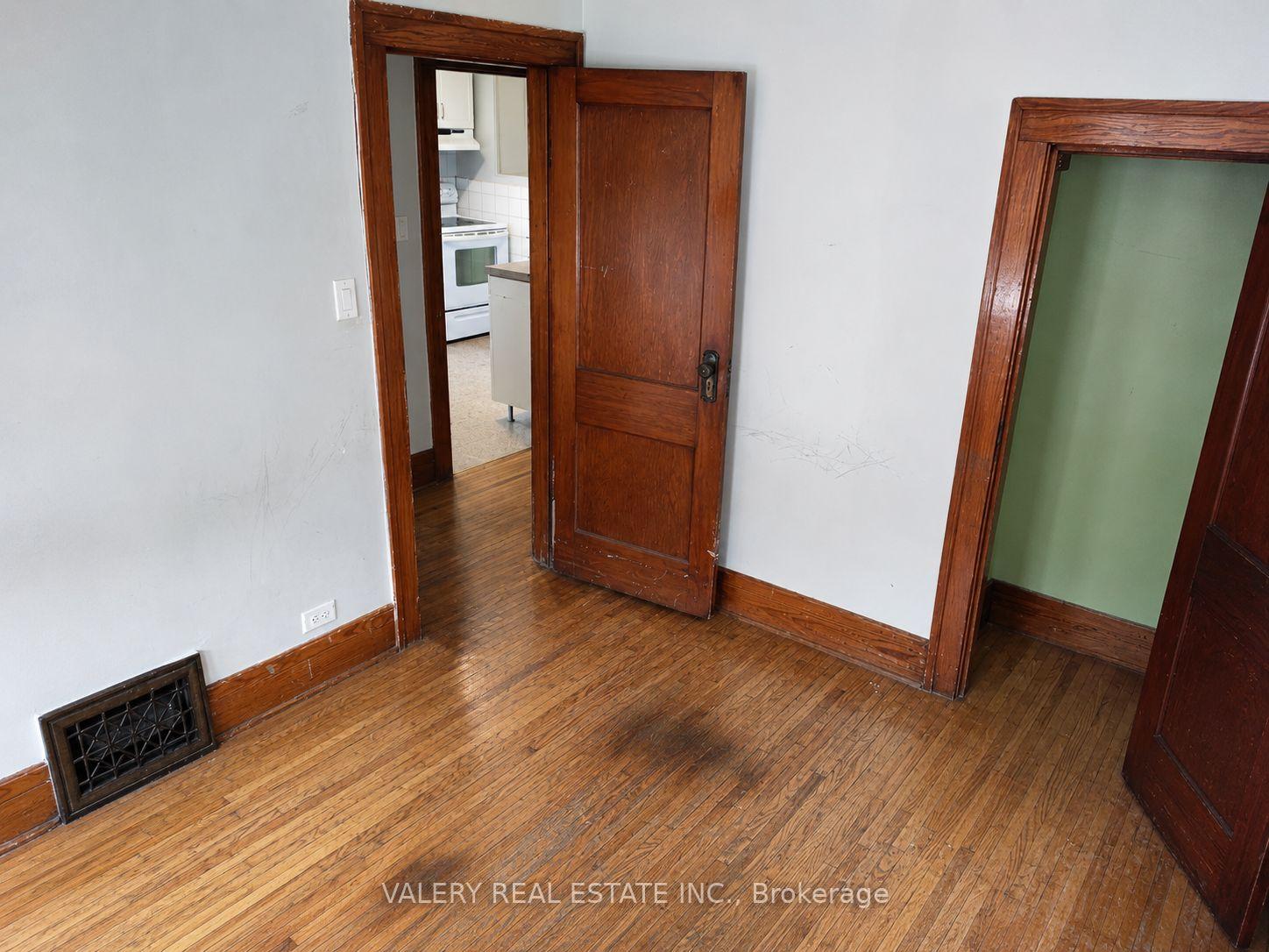 Photo 11 of Unit 2, 1264 Elsmere Ave, Windsor — HOMEH