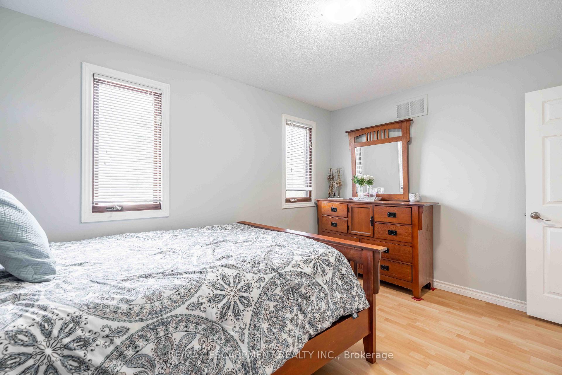 Photo 22 of 54 Selkirk Street, Haldimand — HOMEH