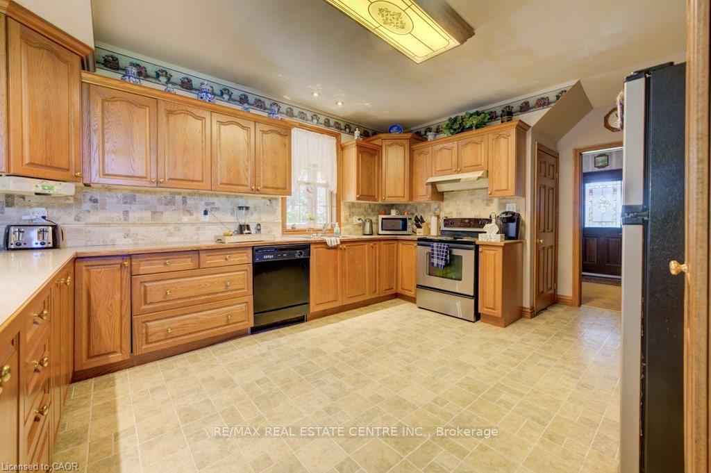 Photo 12 of 875 Safari Road, Hamilton, Rural Flamborough — HOMEH
