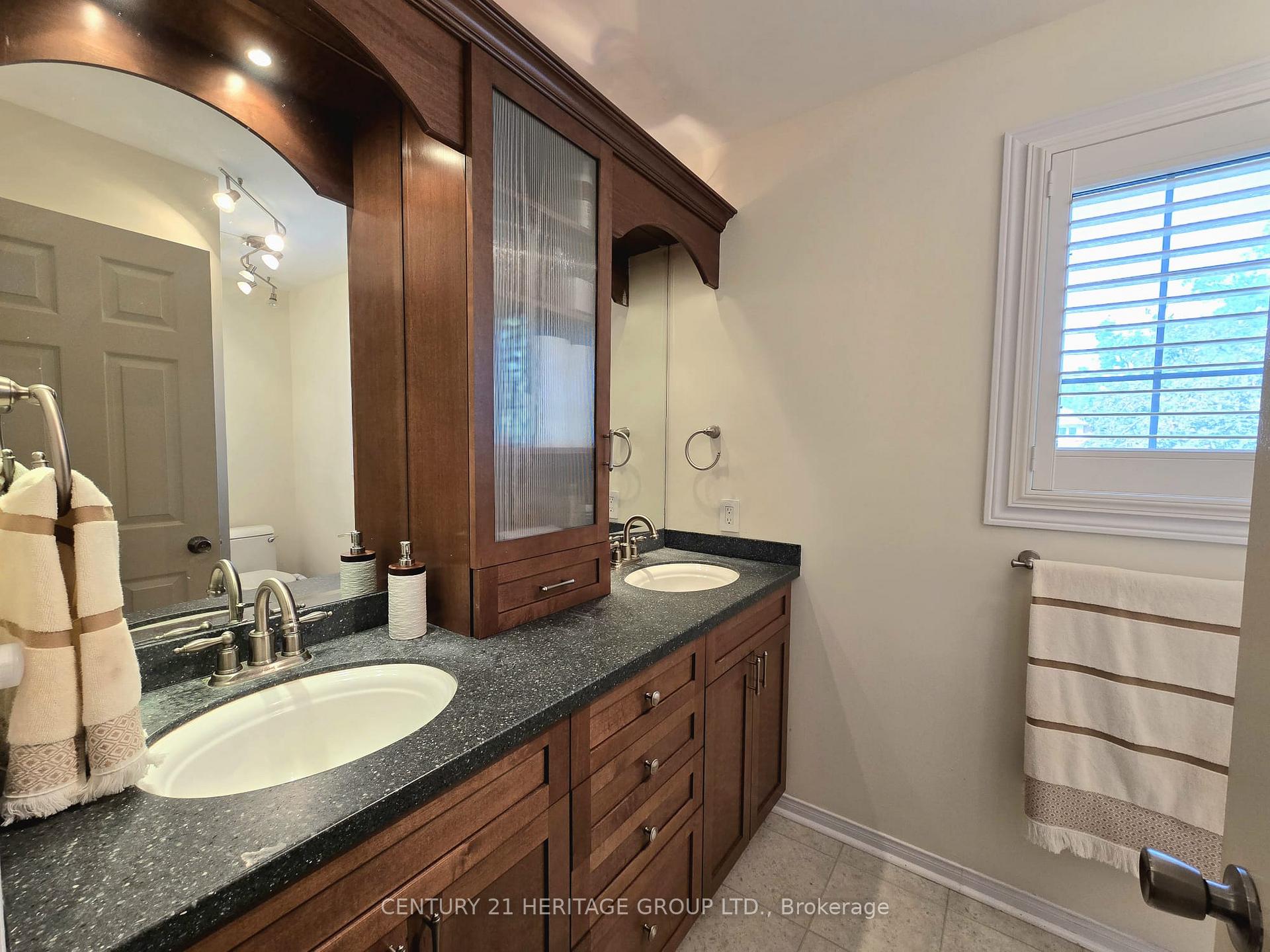 Photo 15 of 163 Fox Run, Barrie, Letitia Heights — HOMEH