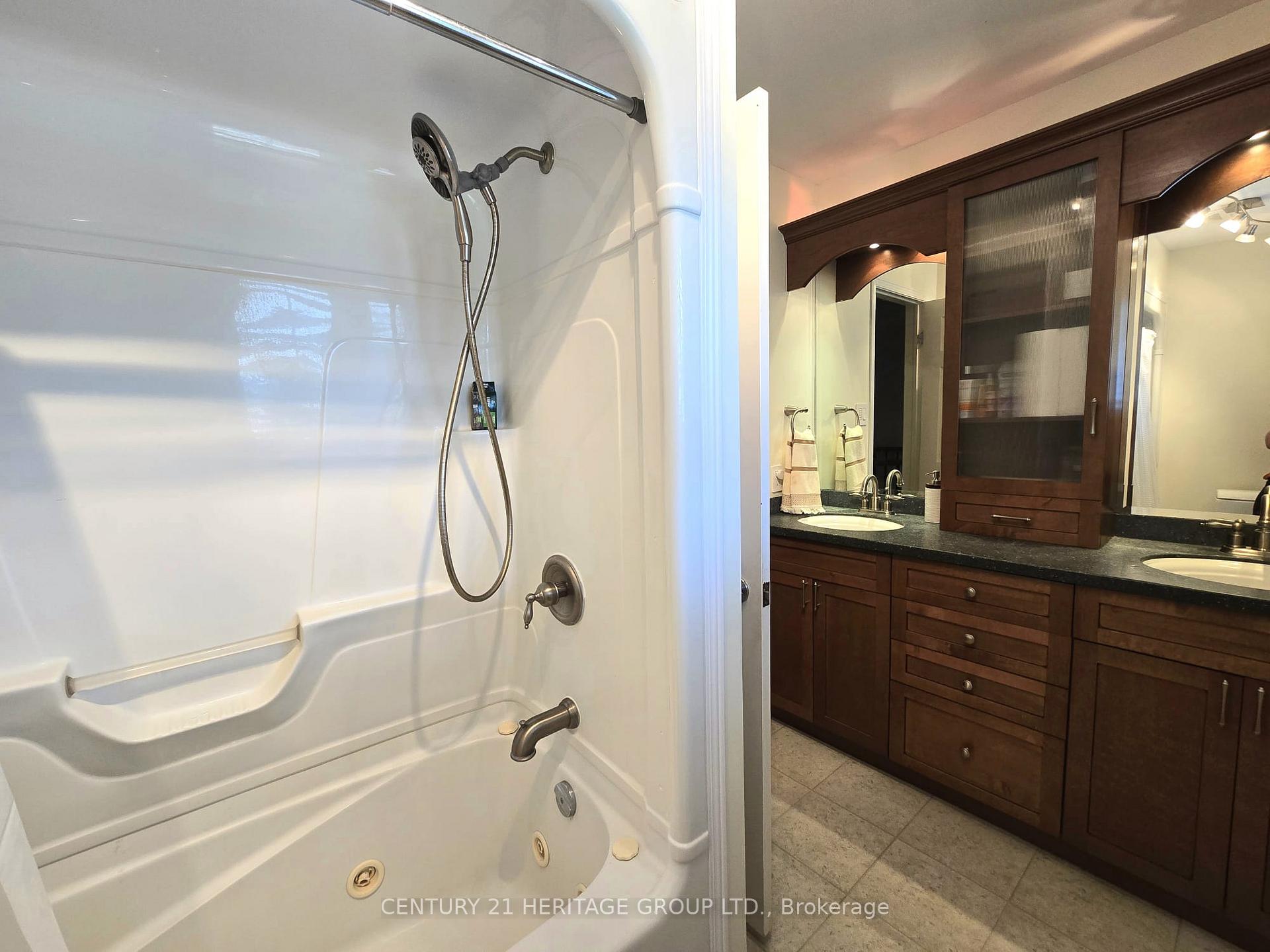 Photo 16 of 163 Fox Run, Barrie, Letitia Heights — HOMEH