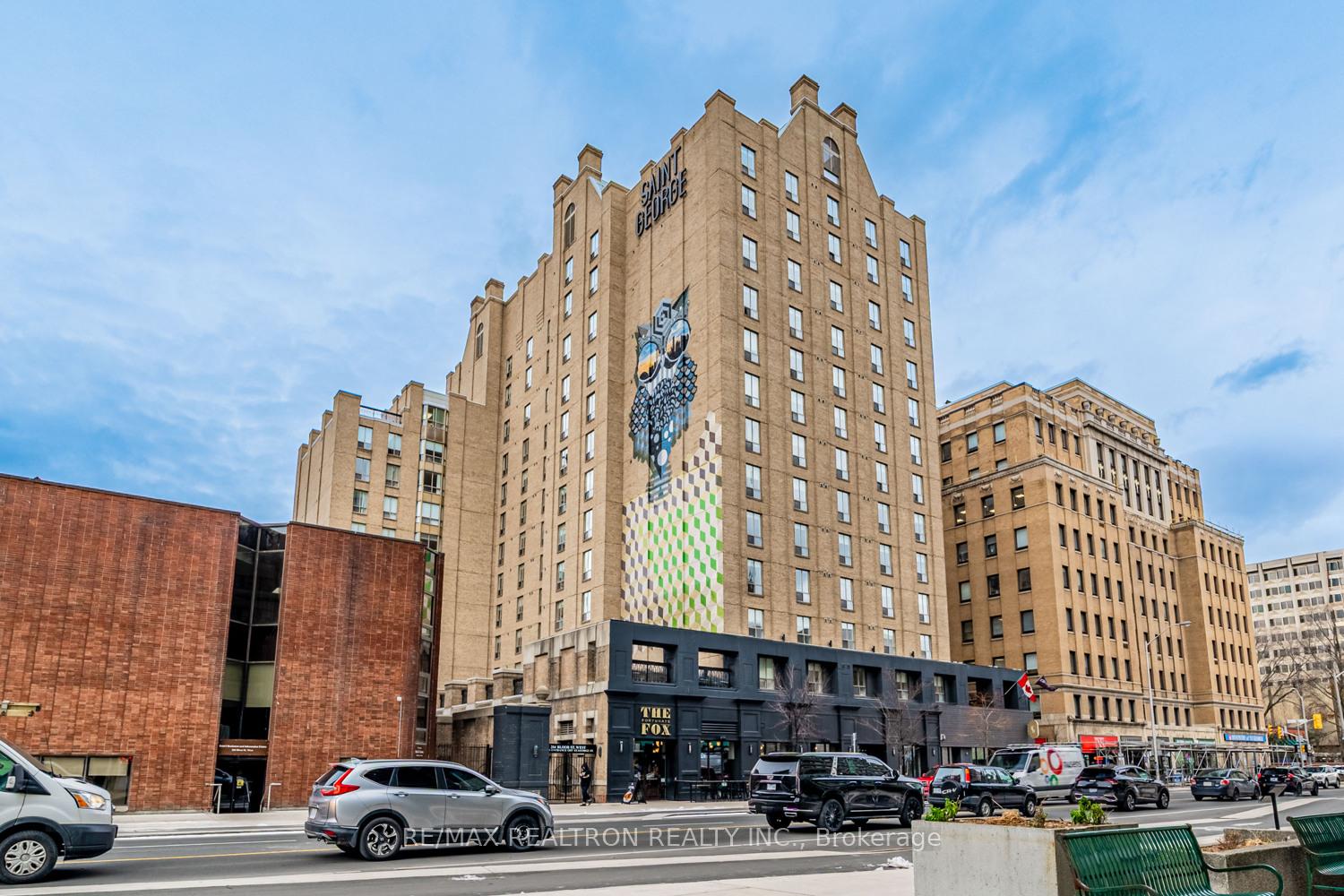 Front of Unit 903, 284 Bloor Street W