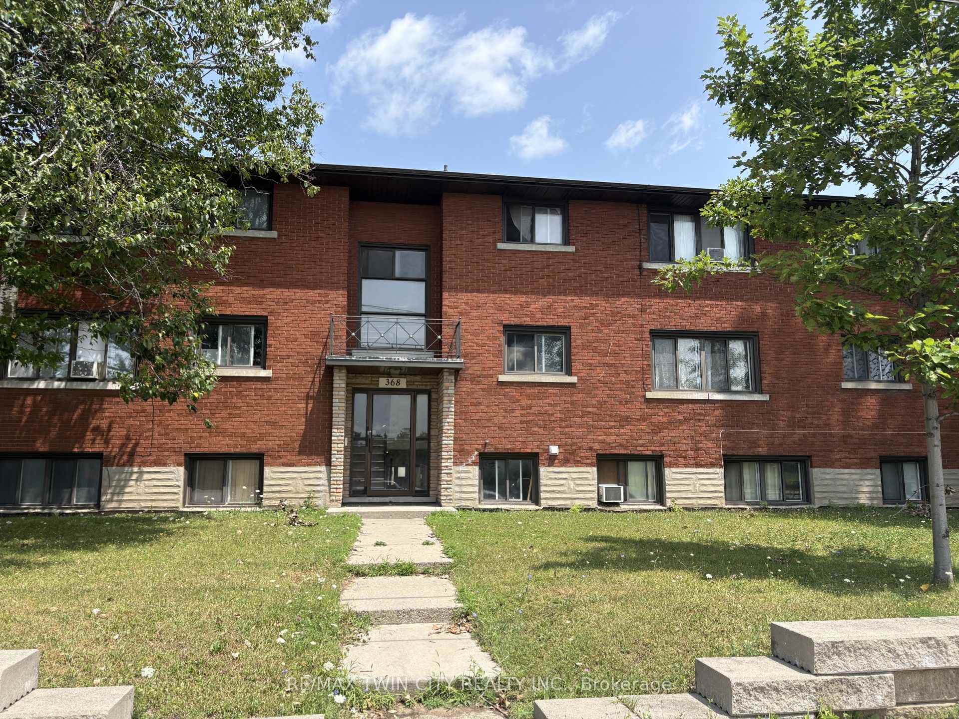 Photo 3 of 368 Weber Street W, Kitchener, Fairfield — HOMEH