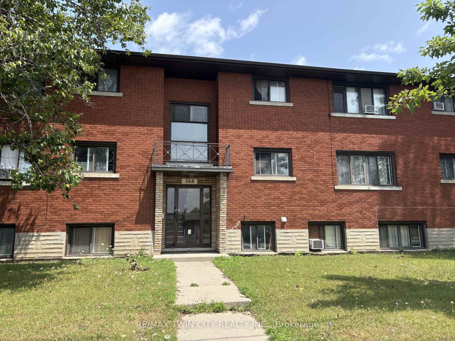 Photo 4 of 368 Weber Street W, Kitchener, Fairfield — HOMEH