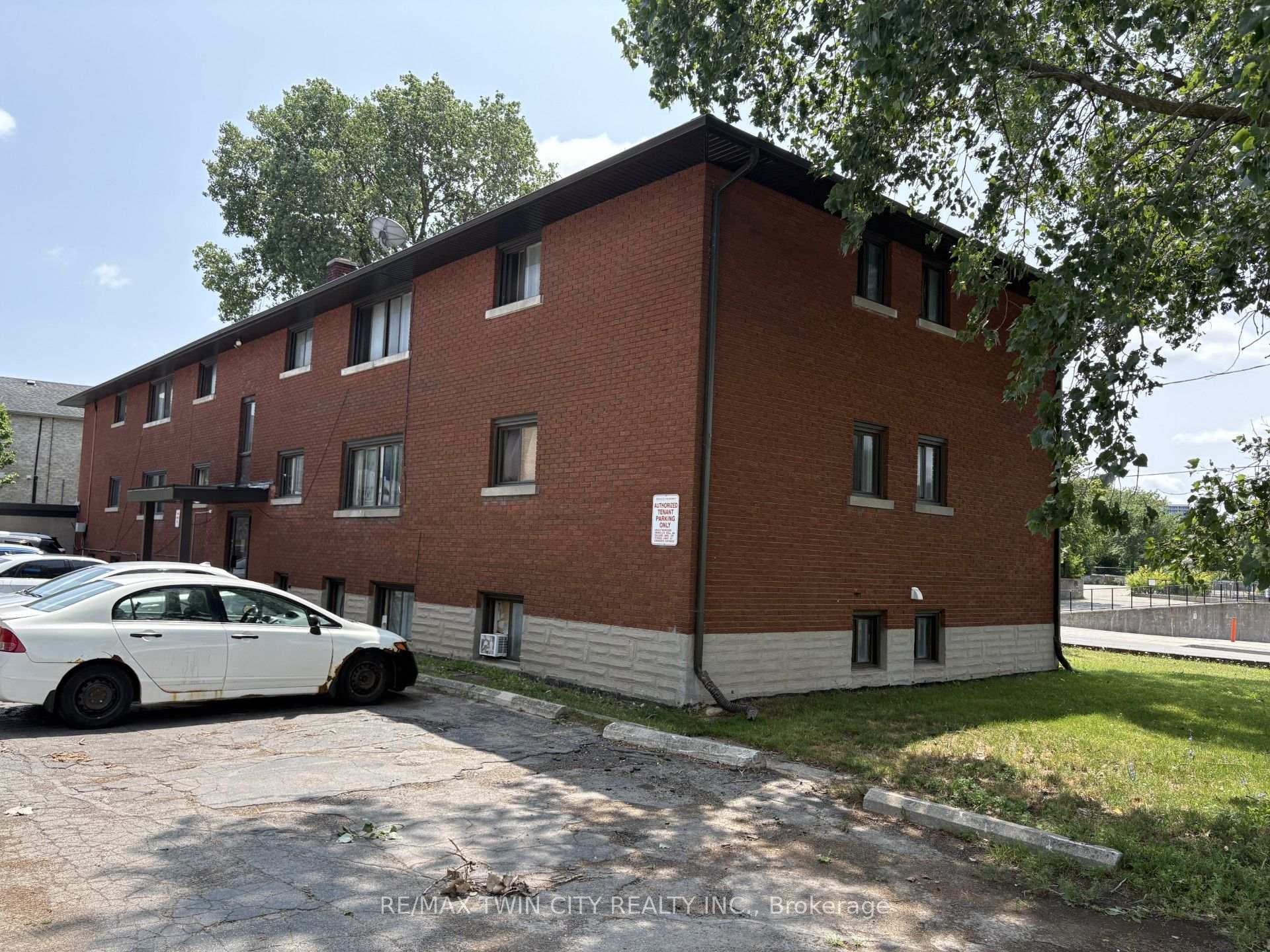 Photo 5 of 368 Weber Street W, Kitchener, Fairfield — HOMEH
