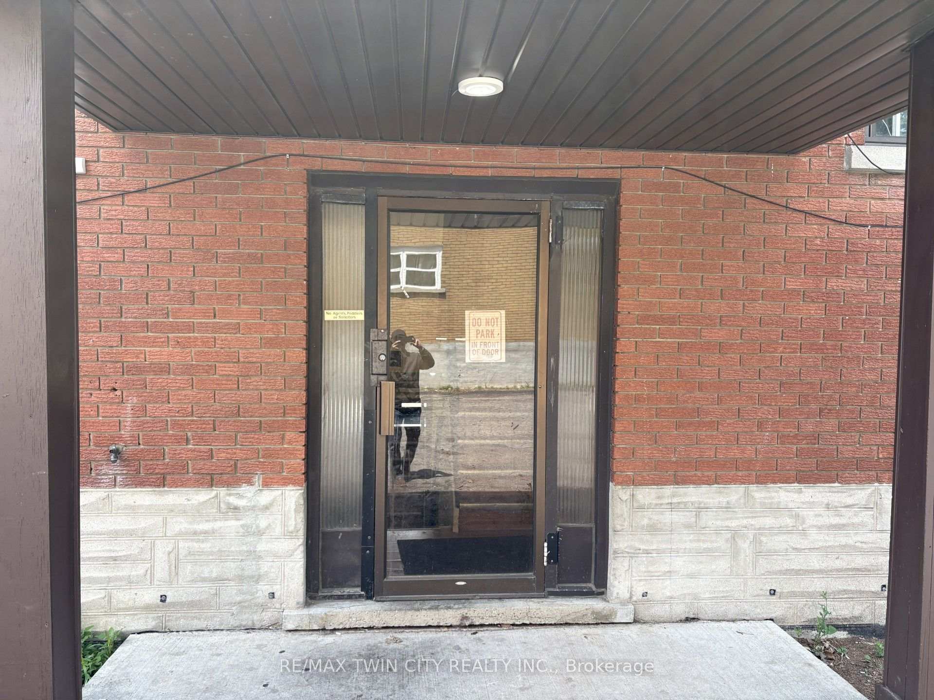 Photo 6 of 368 Weber Street W, Kitchener, Fairfield — HOMEH