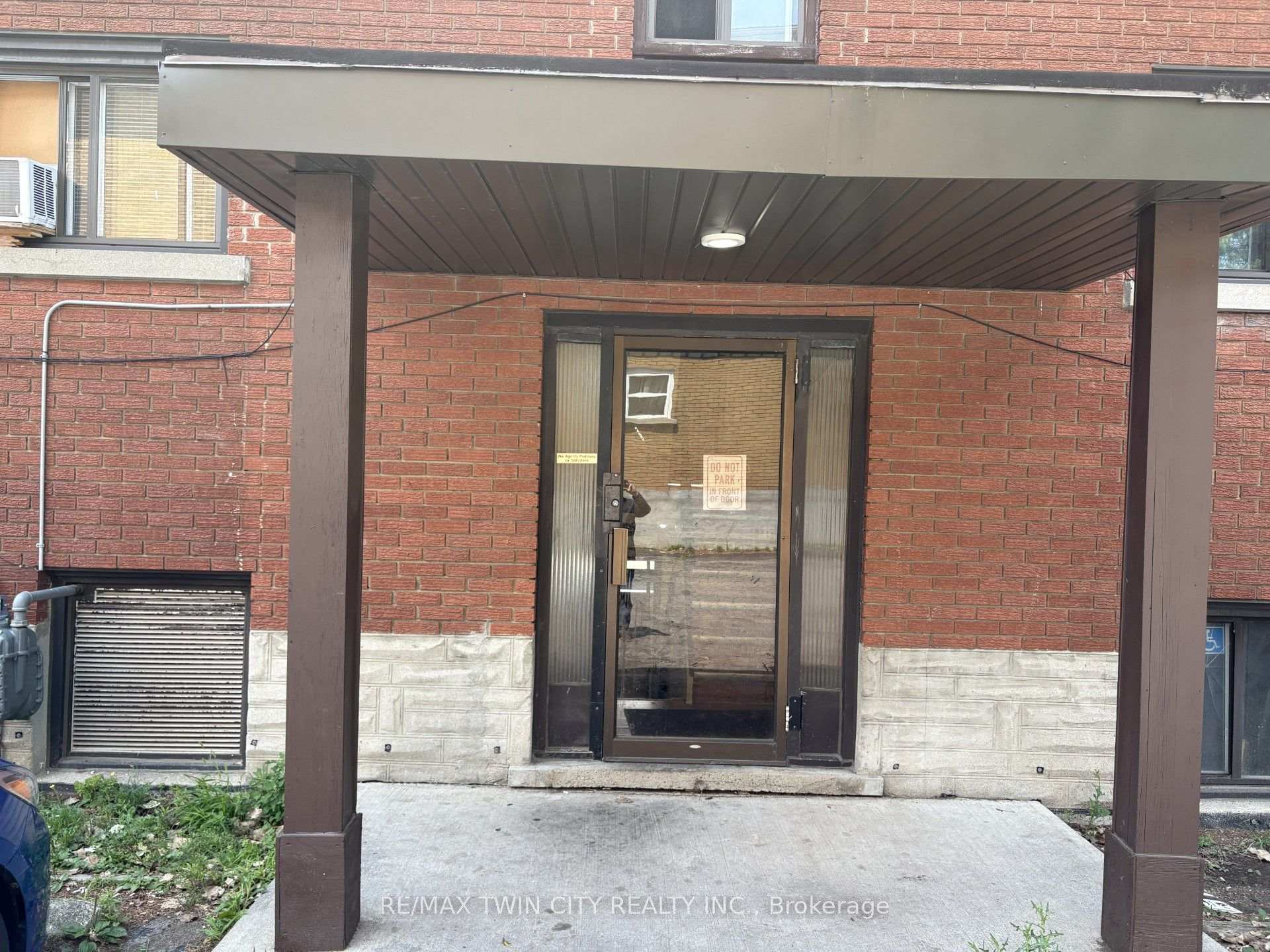 Photo 7 of 368 Weber Street W, Kitchener, Fairfield — HOMEH