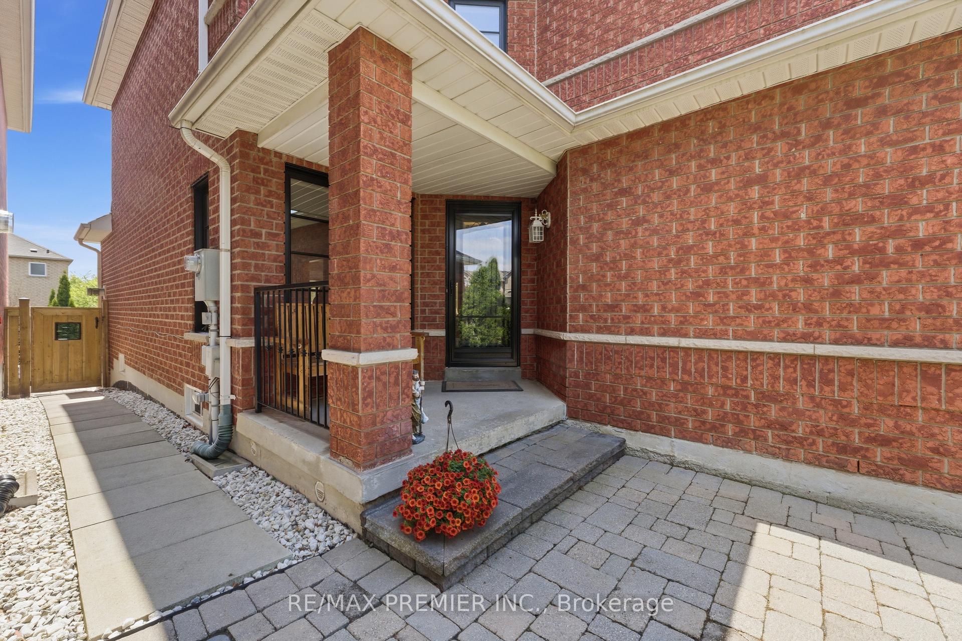 Photo 3 of 37 Princeton Gate, Vaughan, Maple — HOMEH