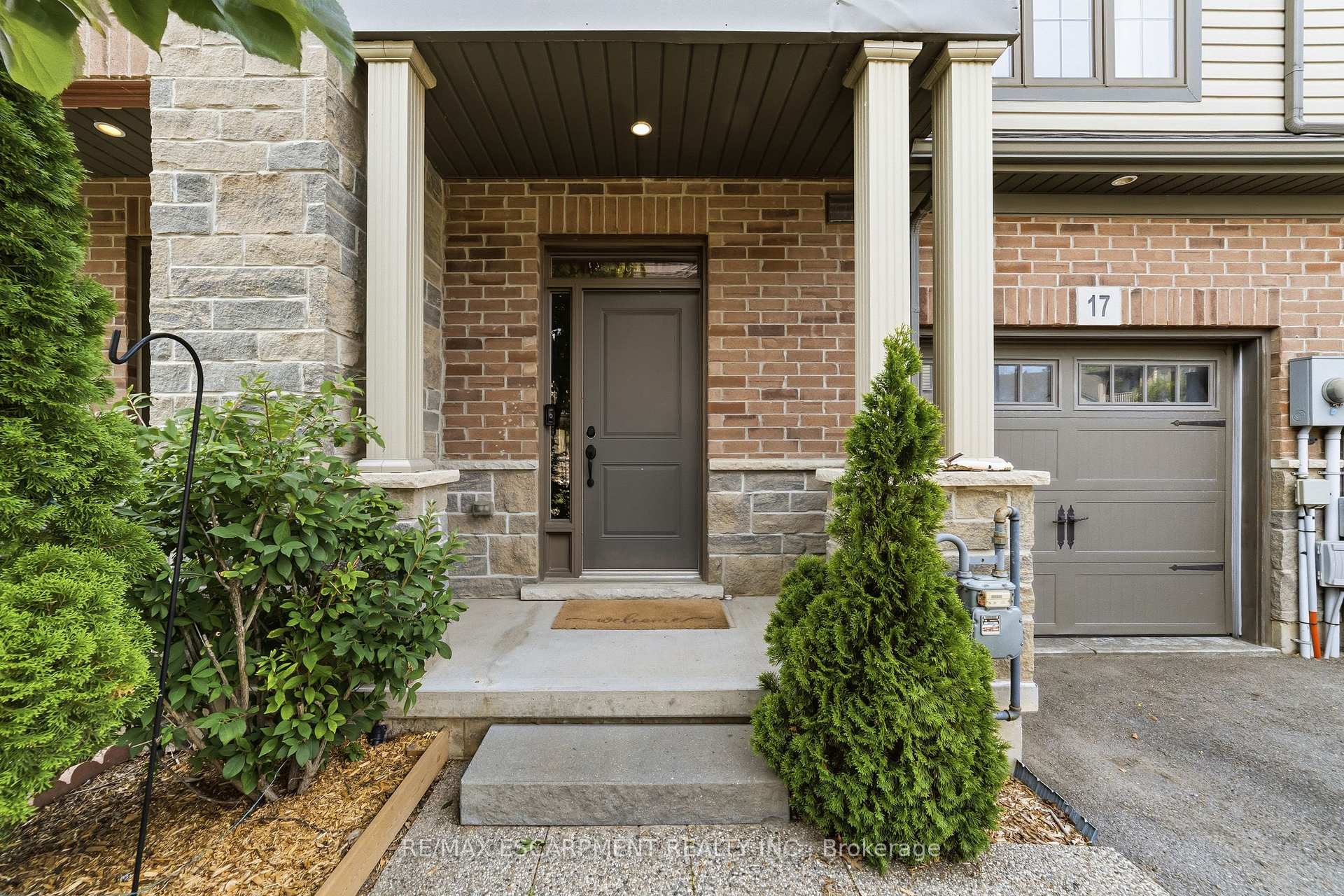 Photo 2 of 17 Southshore Crescent, Hamilton, Lakeshore — HOMEH