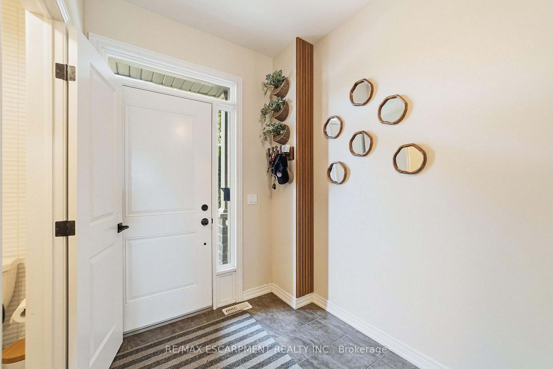 Photo 3 of 17 Southshore Crescent, Hamilton, Lakeshore — HOMEH