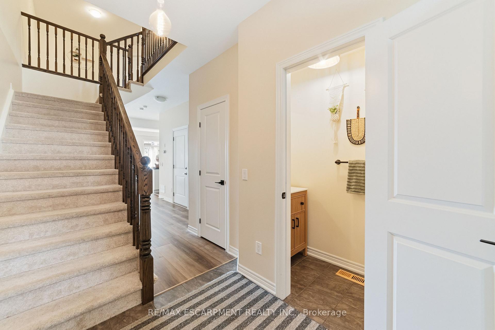 Photo 4 of 17 Southshore Crescent, Hamilton, Lakeshore — HOMEH