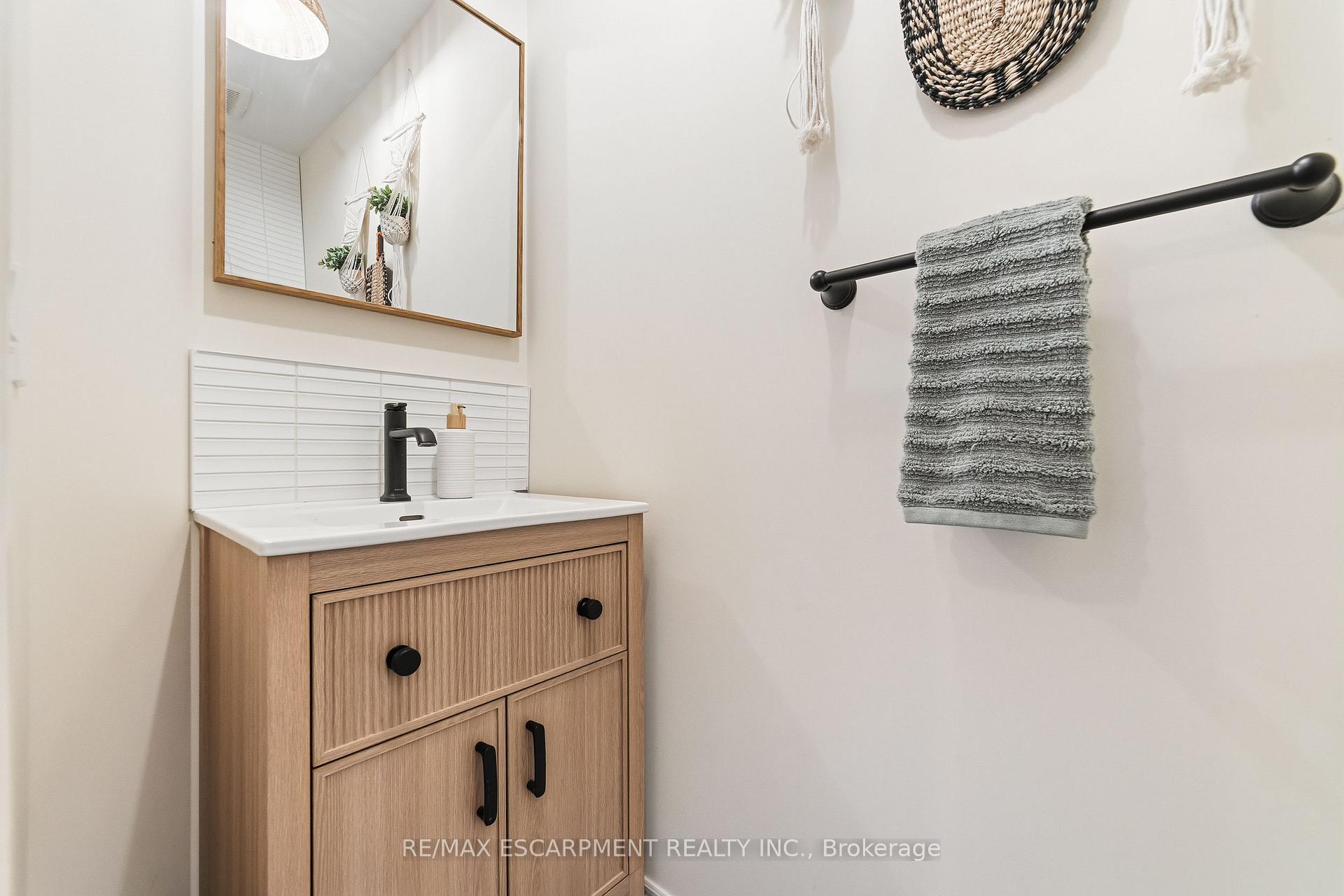 Photo 5 of 17 Southshore Crescent, Hamilton, Lakeshore — HOMEH