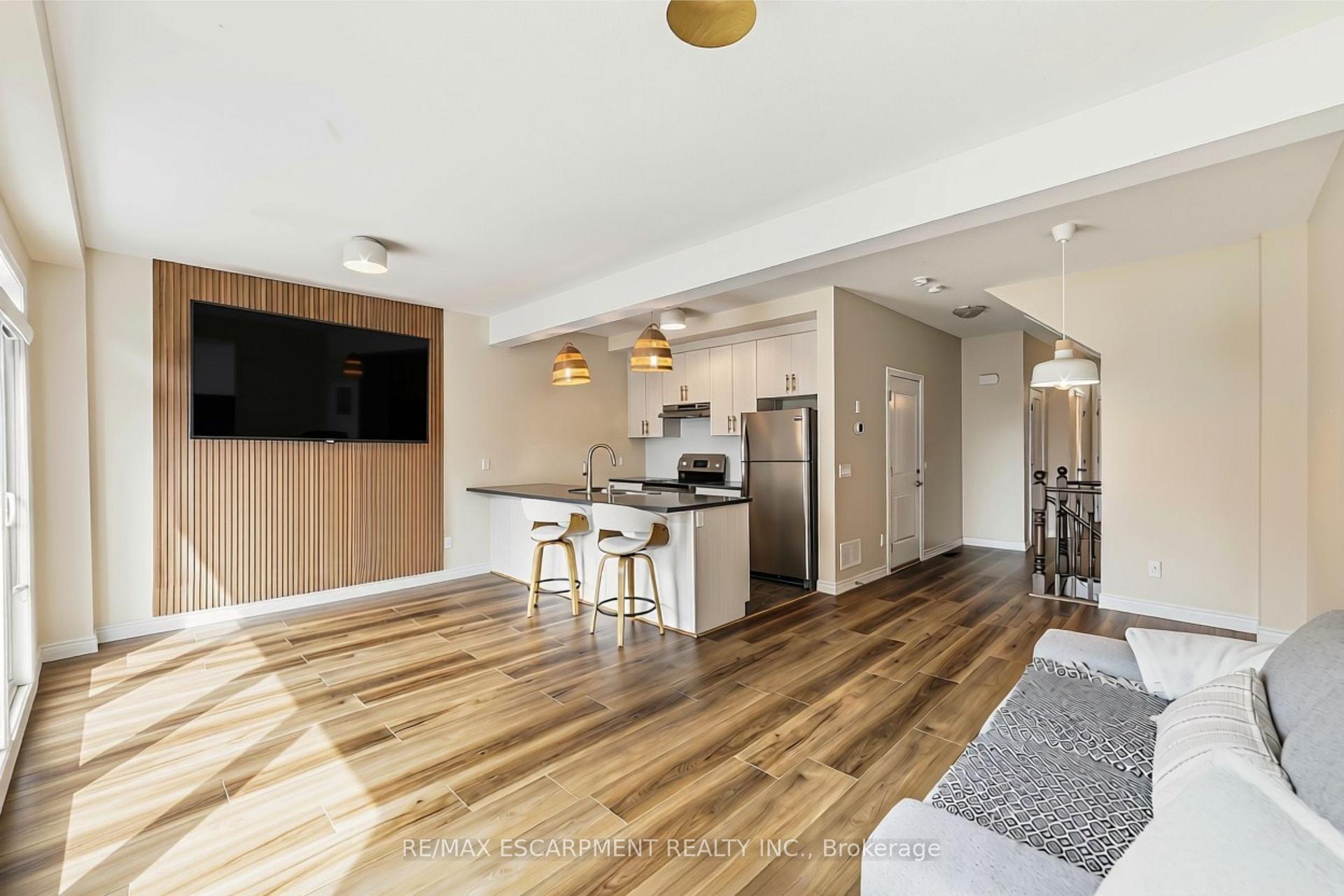 Photo 7 of 17 Southshore Crescent, Hamilton, Lakeshore — HOMEH