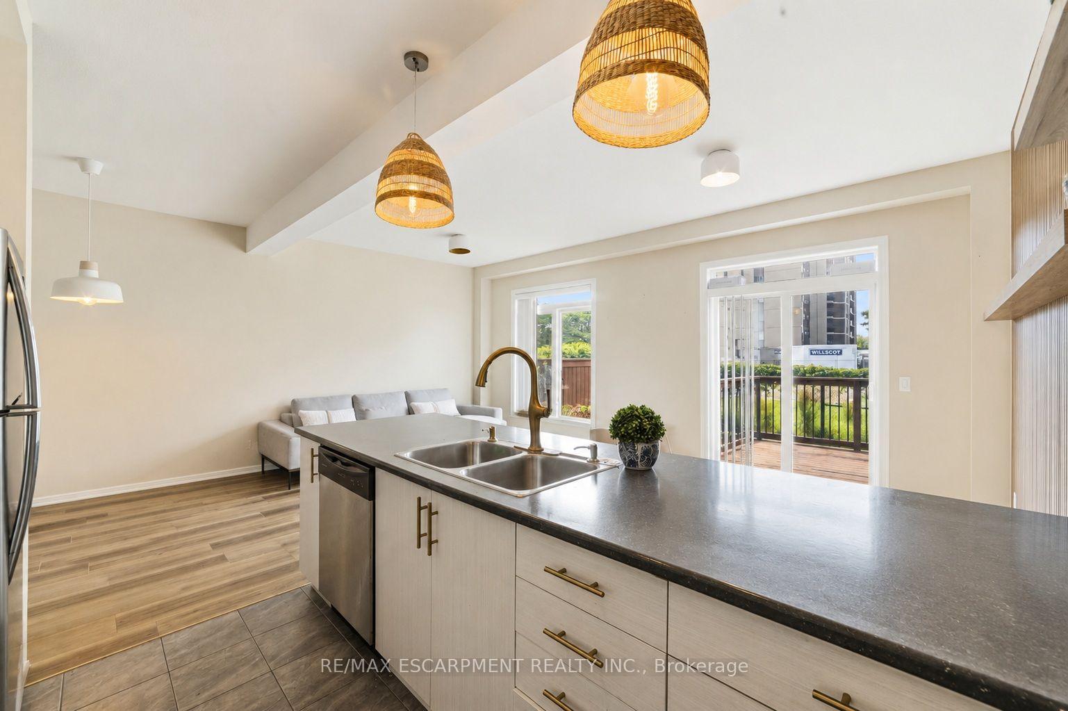 Photo 9 of 17 Southshore Crescent, Hamilton, Lakeshore — HOMEH