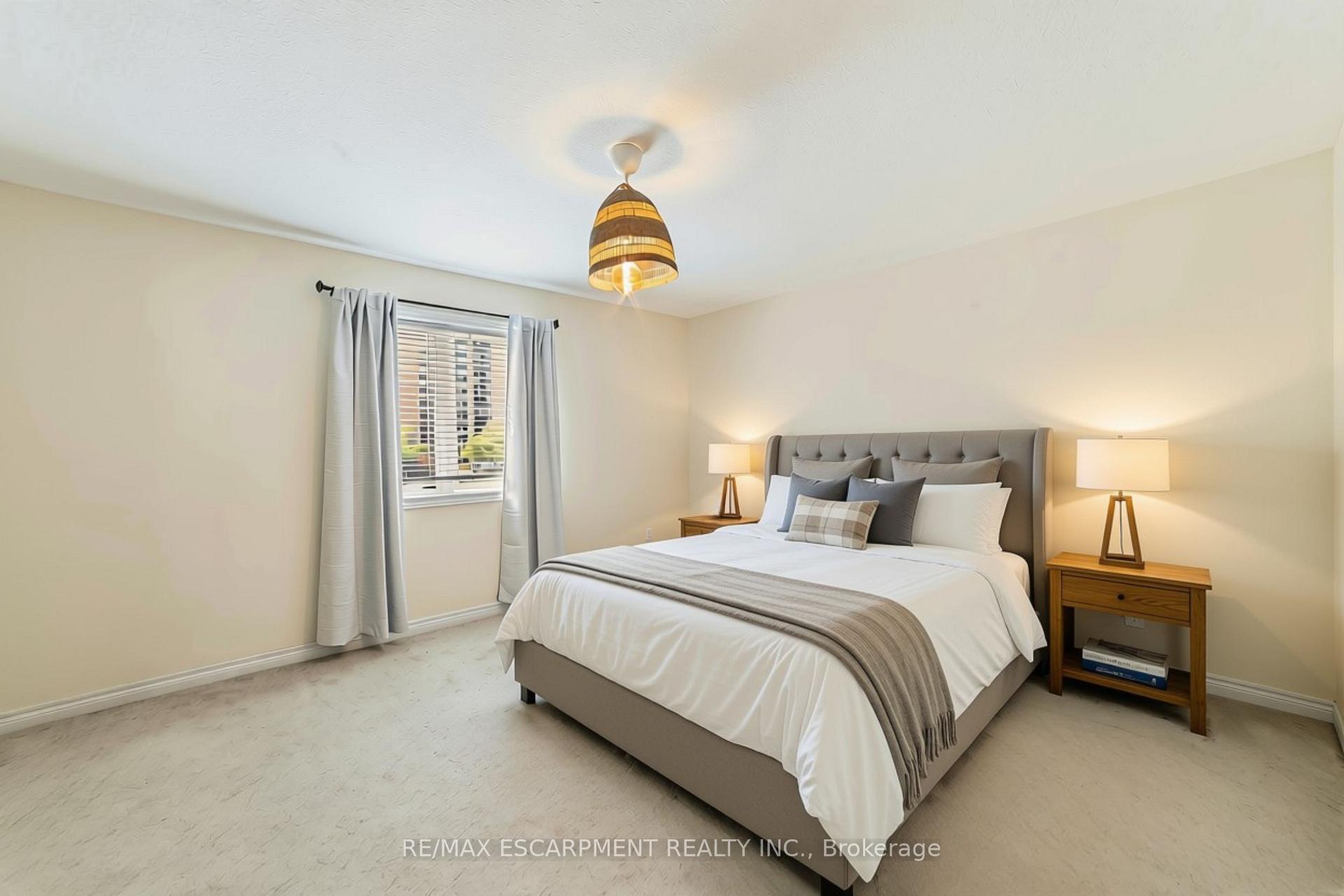 Photo 12 of 17 Southshore Crescent, Hamilton, Lakeshore — HOMEH