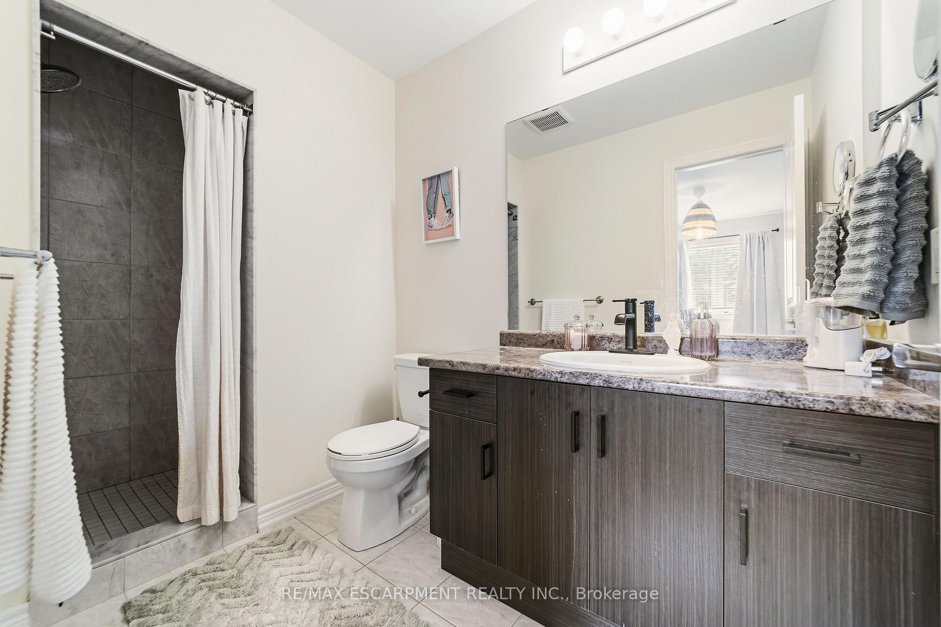Photo 14 of 17 Southshore Crescent, Hamilton, Lakeshore — HOMEH