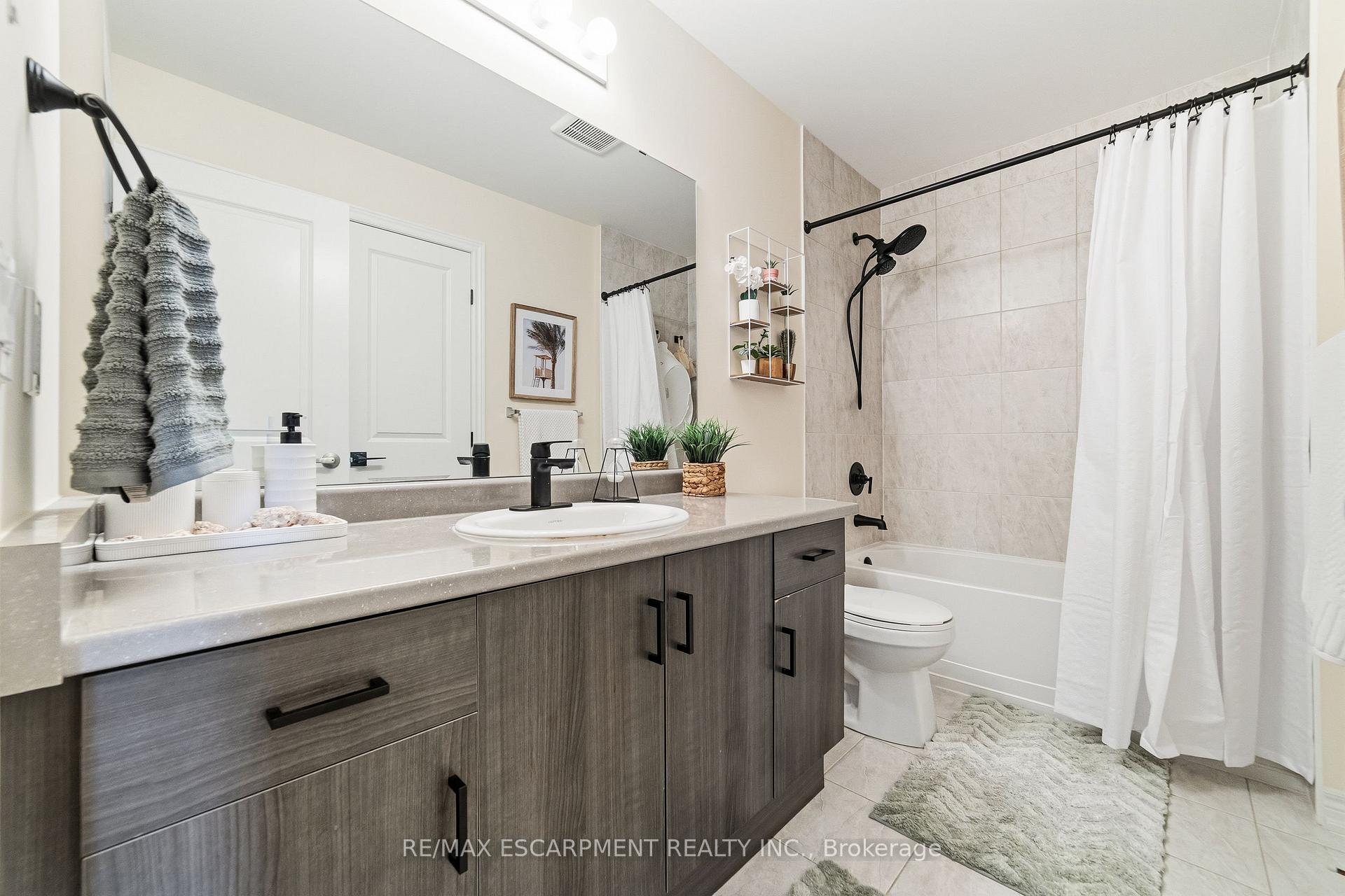 Photo 18 of 17 Southshore Crescent, Hamilton, Lakeshore — HOMEH