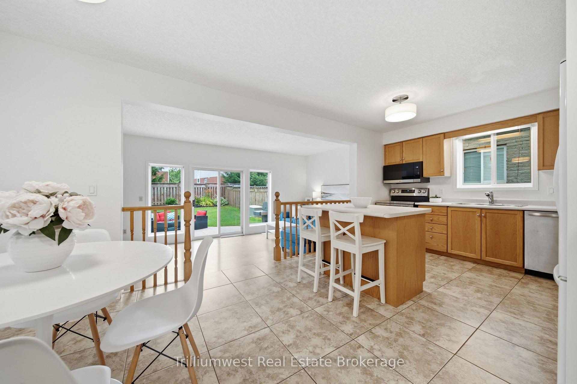 Photo 6 of 518 Brookmill Crescent, Waterloo, Columbia Forest — HOMEH
