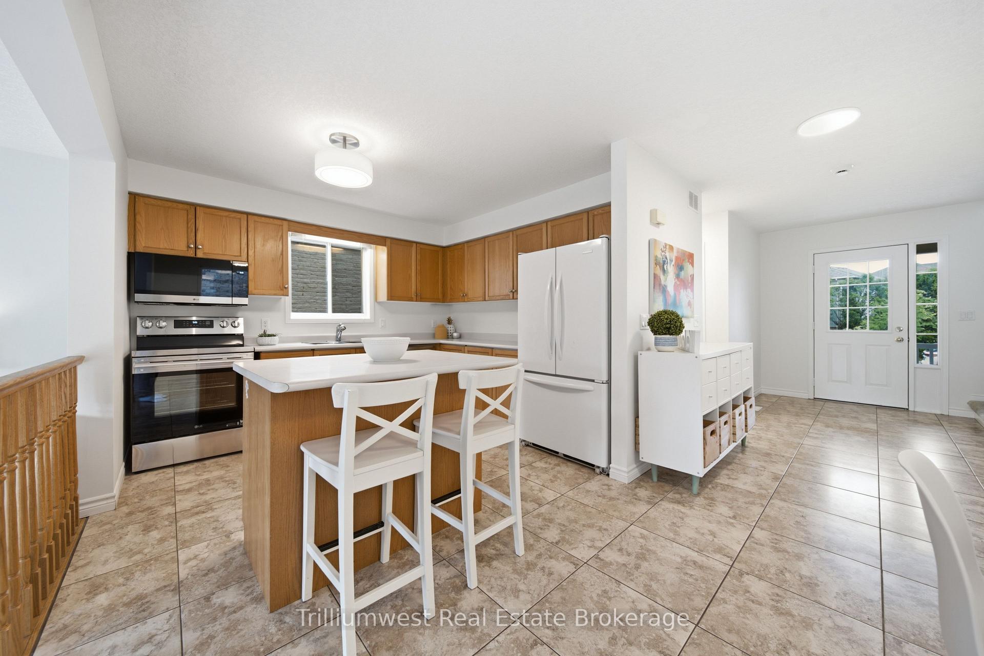 Photo 7 of 518 Brookmill Crescent, Waterloo, Columbia Forest — HOMEH