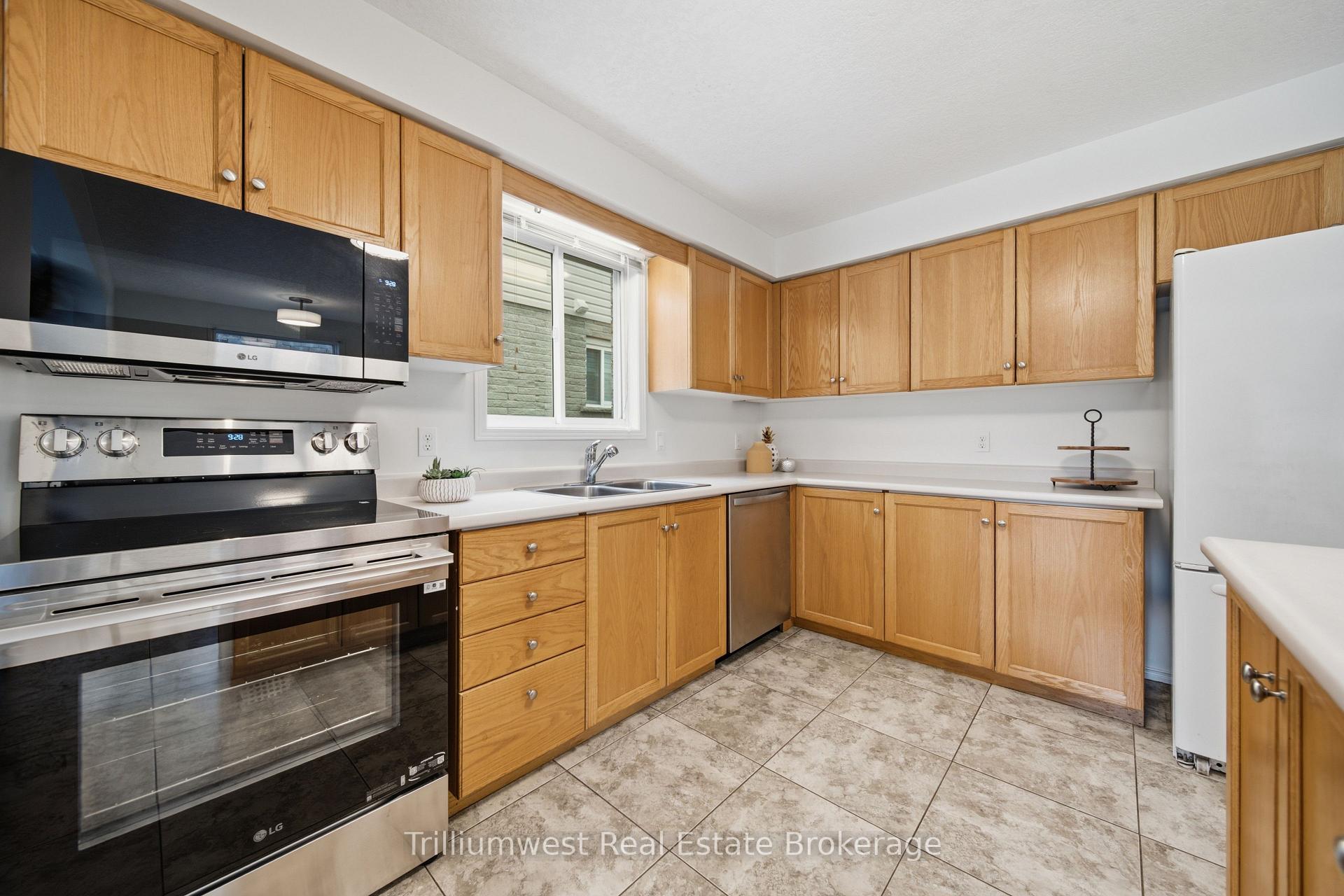 Photo 8 of 518 Brookmill Crescent, Waterloo, Columbia Forest — HOMEH