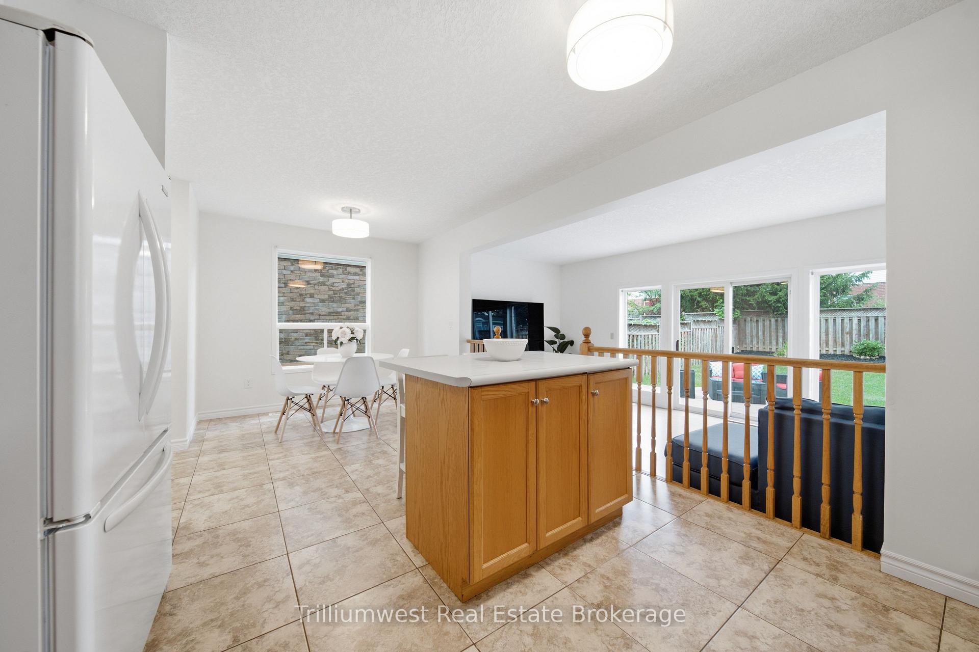 Photo 10 of 518 Brookmill Crescent, Waterloo, Columbia Forest — HOMEH