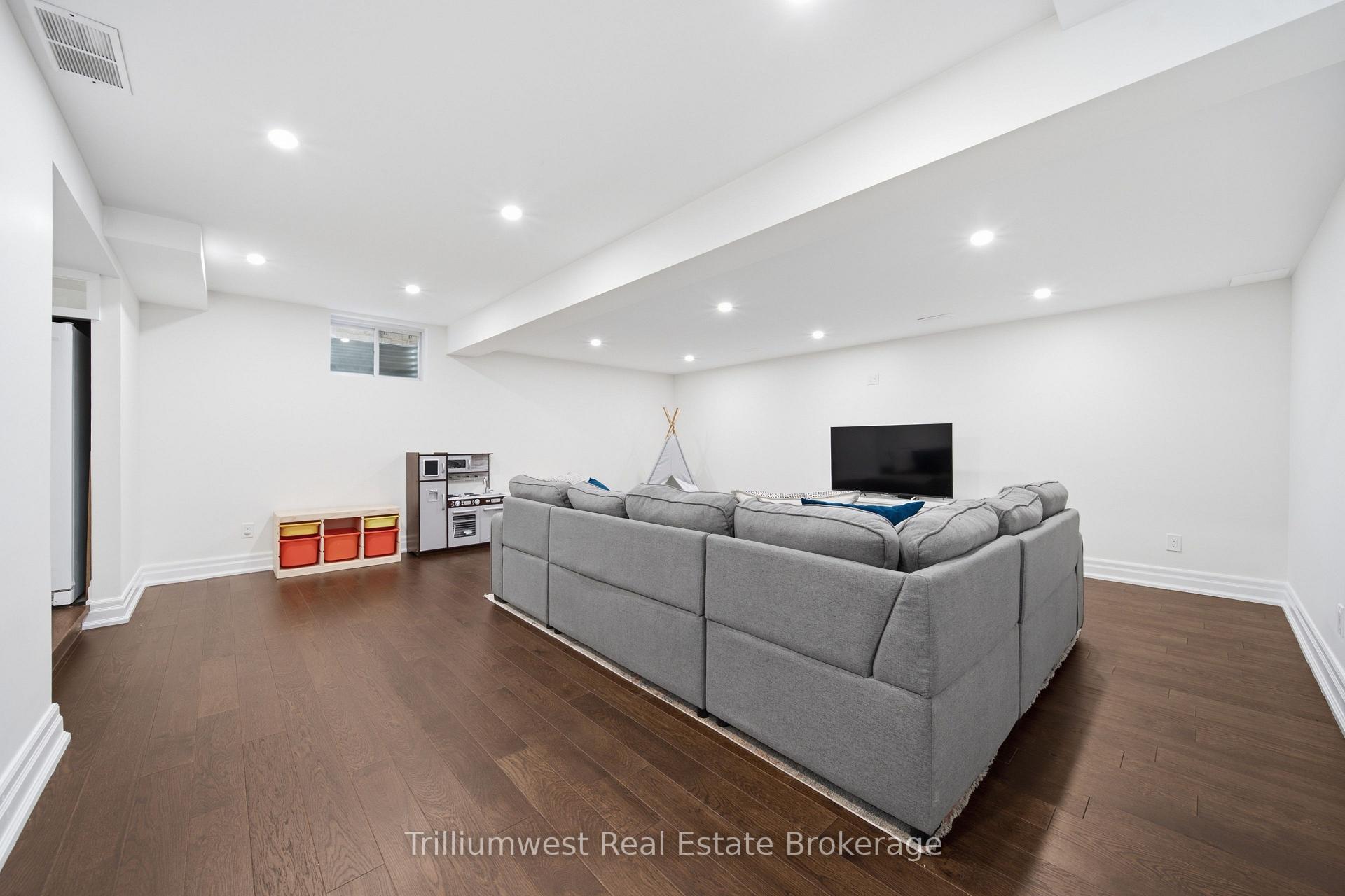 Photo 33 of 518 Brookmill Crescent, Waterloo, Columbia Forest — HOMEH