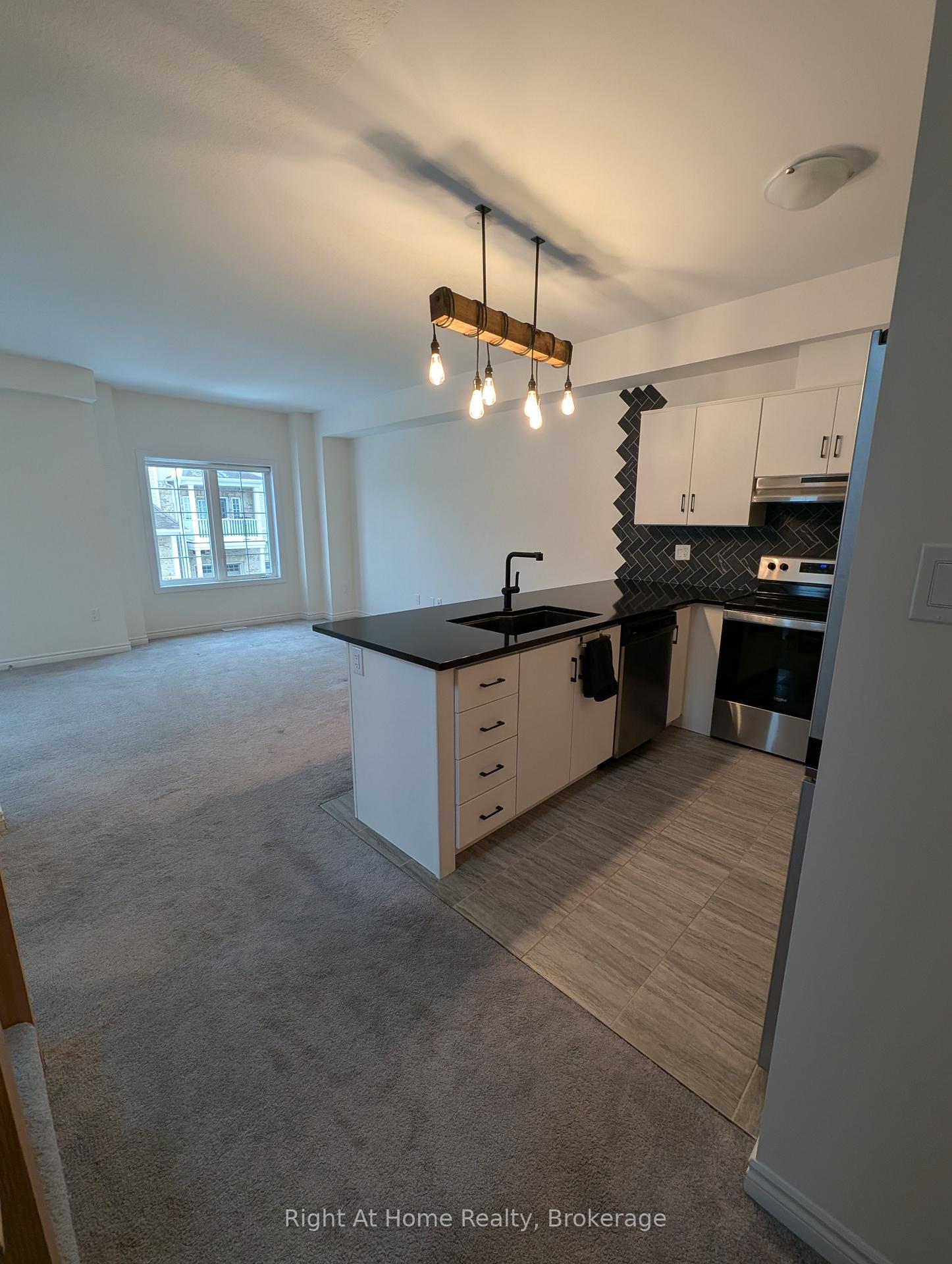 Photo 9 of 17 Roseberry Lane, Kitchener, Heritage Park/Rosemount — HOMEH
