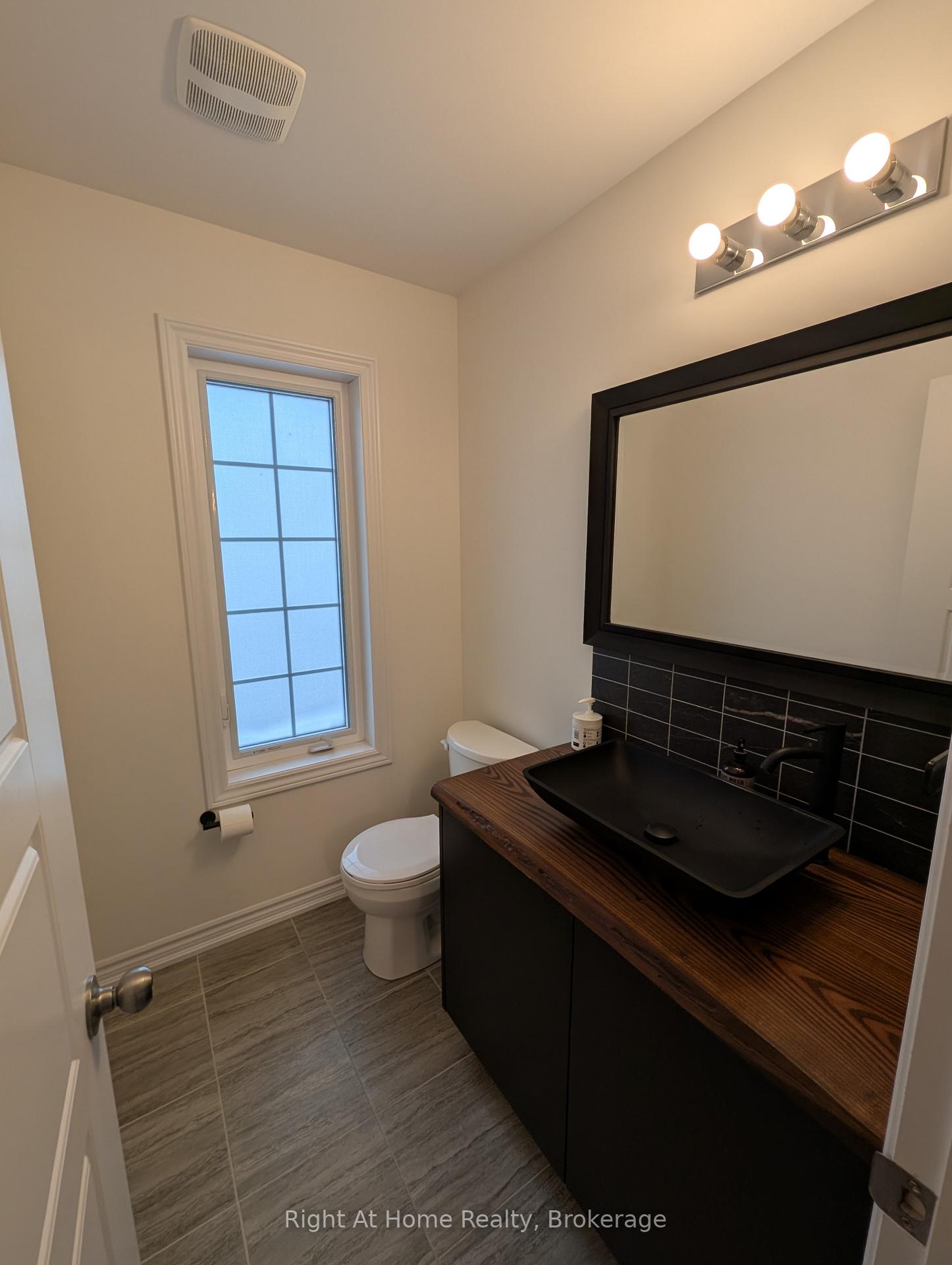 Photo 15 of 17 Roseberry Lane, Kitchener, Heritage Park/Rosemount — HOMEH