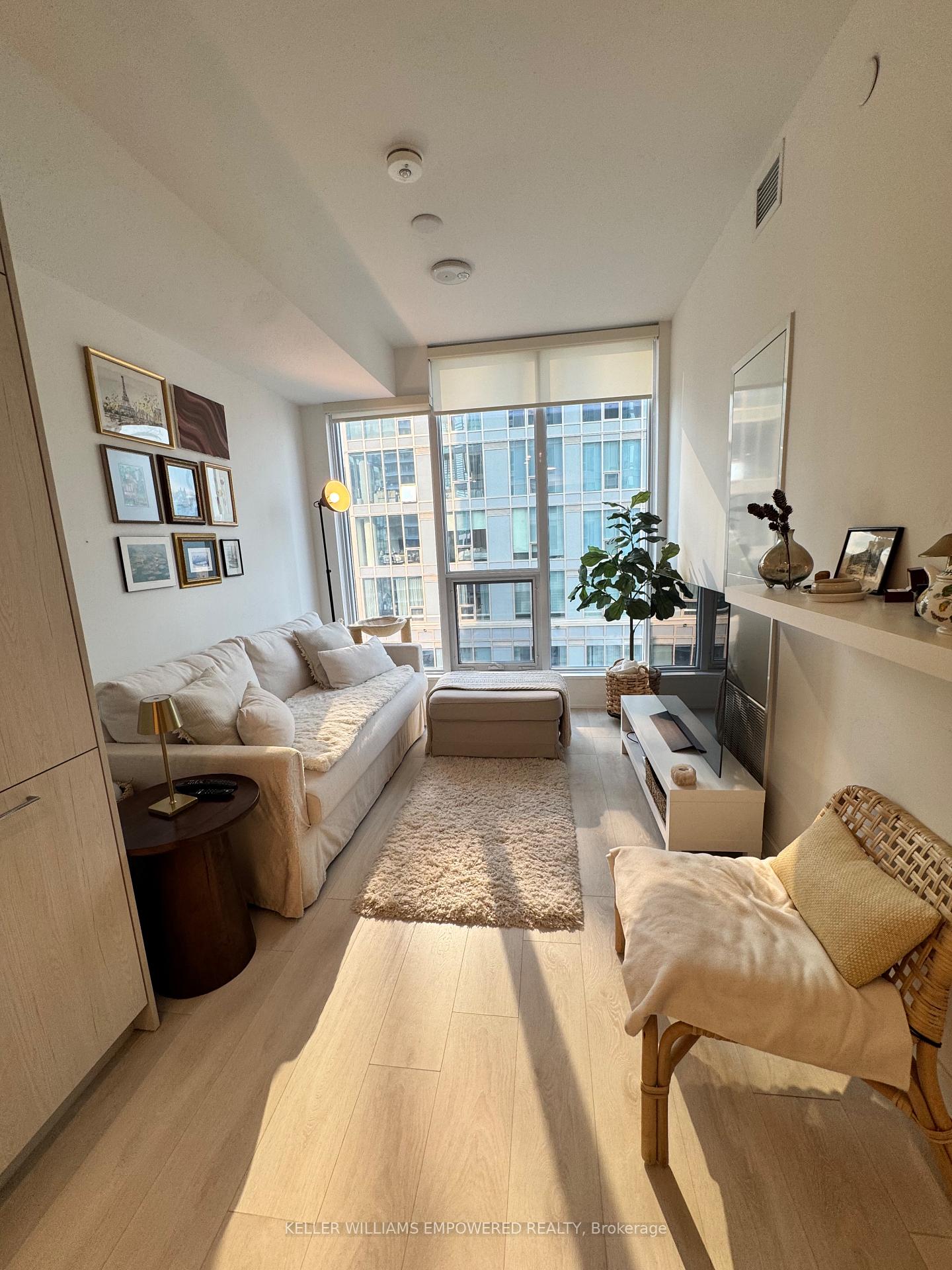 Front of Unit 2915, 15 Mercer Street