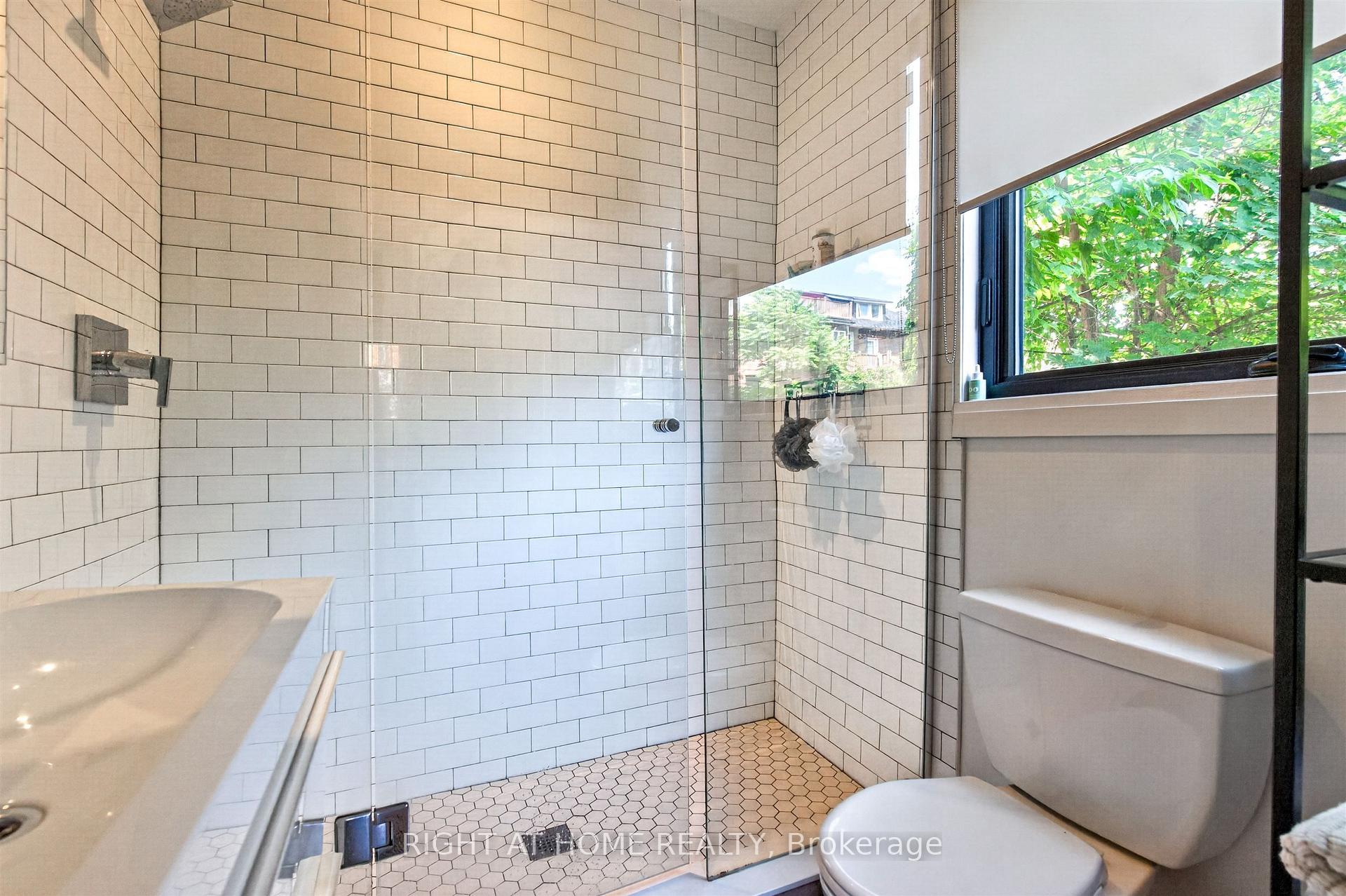 Photo 20 of 65 Rusholme Park Crescent, Toronto, Little Portugal — HOMEH