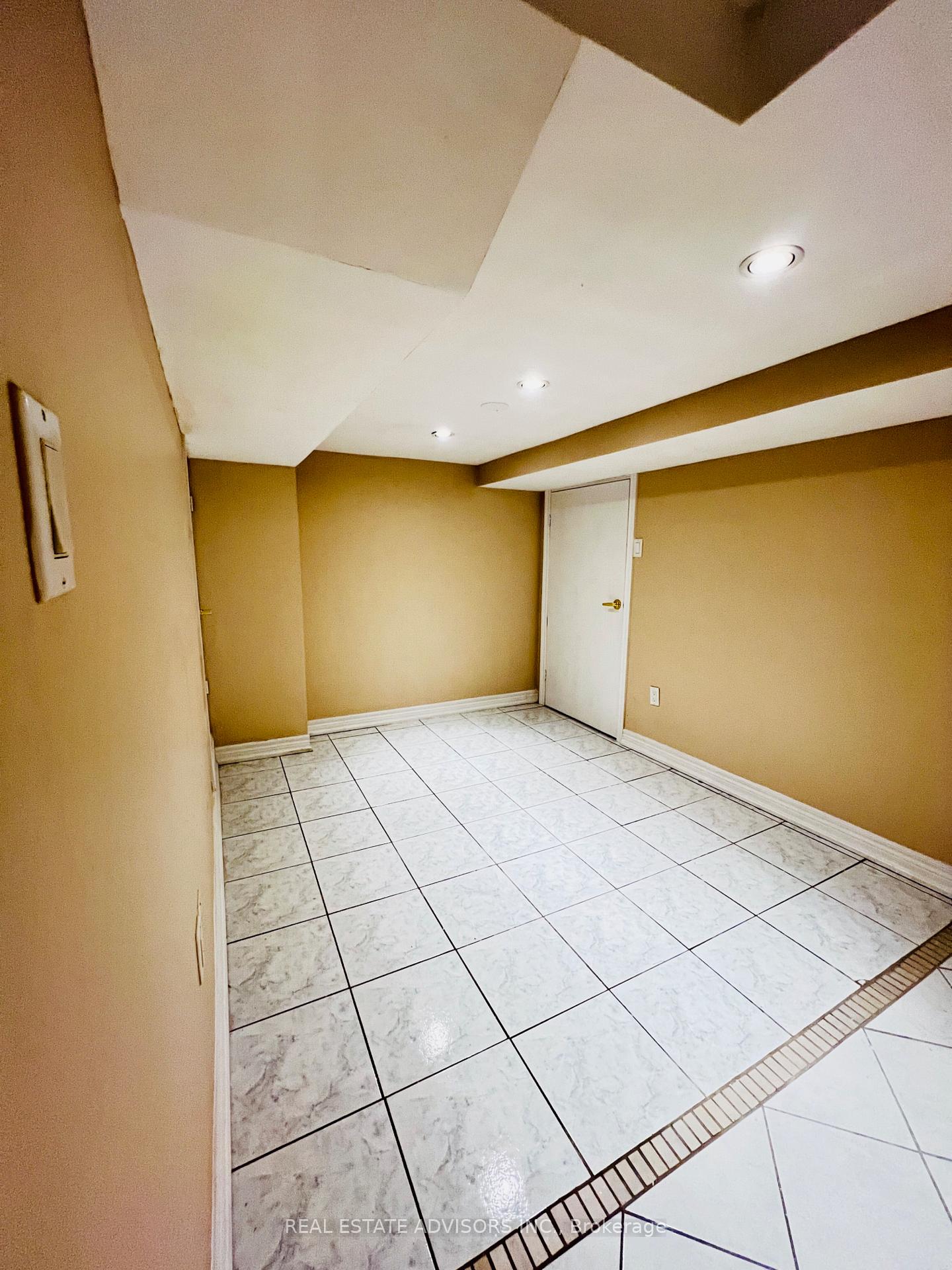 Photo 4 of 2 Adam Ernst Basement Court, Vaughan, Vellore Village — HOMEH