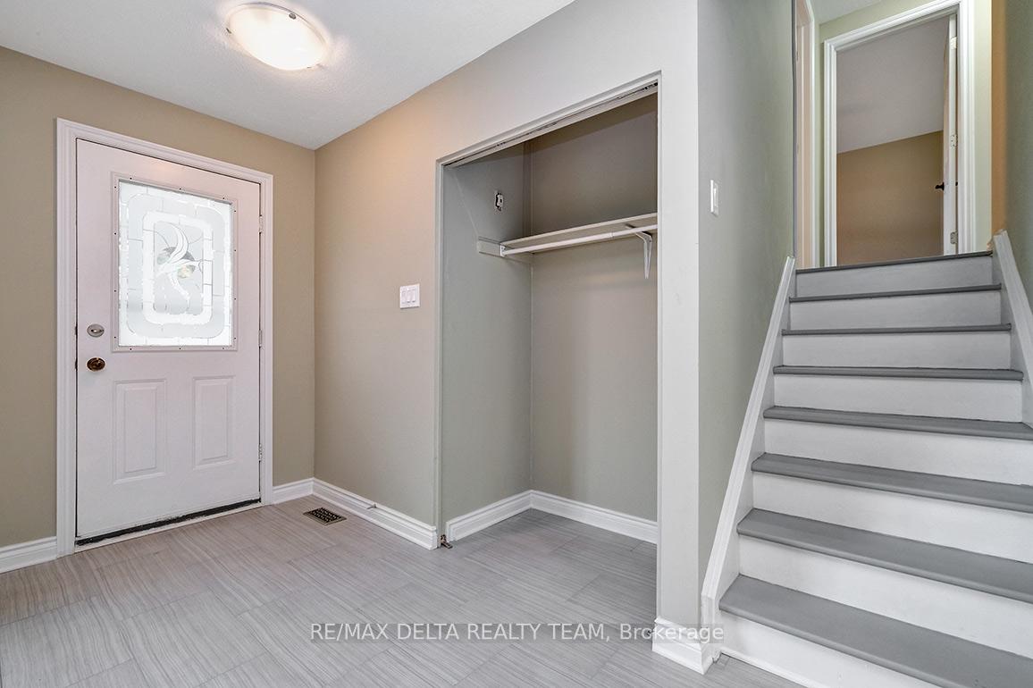 Photo 4 of 397 Phoenix Crescent, Ottawa, Bilberry Creek/Queenswood Heights — HOMEH